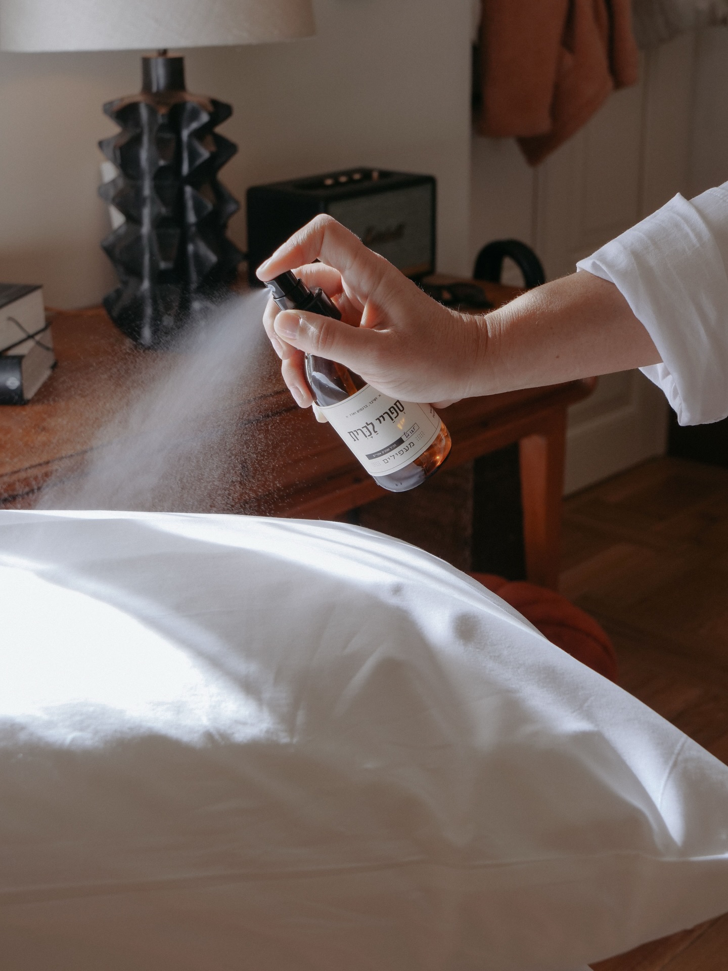 בתקופה האחרונה ההרגלים הקטנים הם מה ששומרים לנו על תחושה של שגרה.
התזה אחת של ספריי לכרית, כזה שנרקח ממש כדי לעודד שנת לילה רגועה (עד כמה שניתן ..) עם תערובת של שמנים אתריים שמכניסים את האווירה הלילית לחדר ~