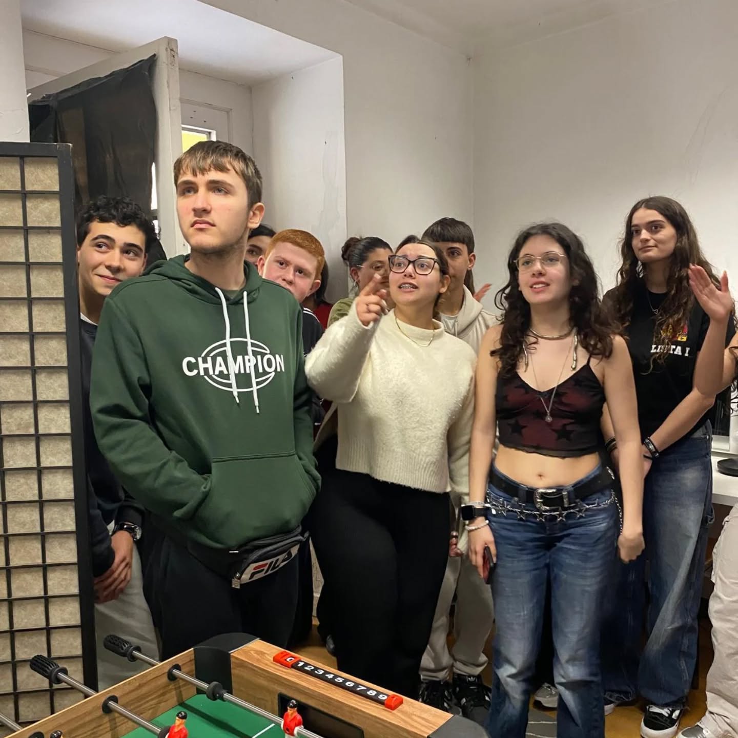 O Dia do Estudante foi o momento escolhido para a inauguração da Sala de Convívio. A Associação de Estudantes projetou um espaço acolhedor e intimista onde os alunos poderão jogar matraquilhos, ouvir música, maquilhar-se ou, simplesmente, conversar e relaxar. A EPNB está em grande! 😄⚽🎶💄 #escolaprofissionalnicolaubreyner #nbacademia #escoladeatores #cursoprofissional #cursodeatores