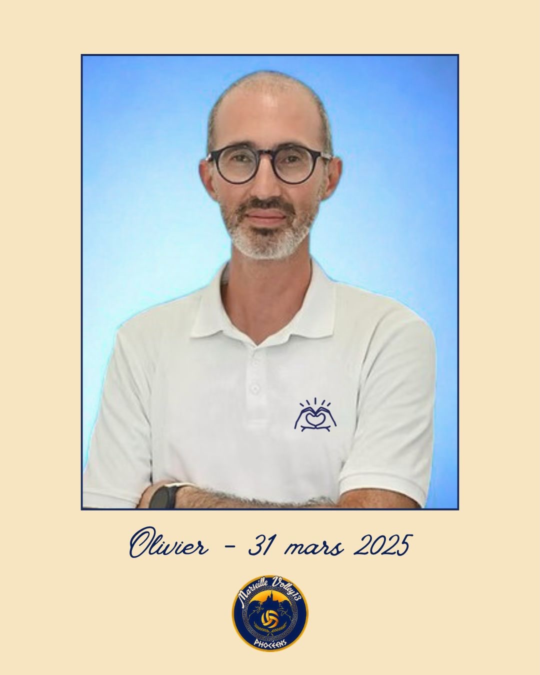 1 an déjà et Olivier nous manque tous les jours.
Mais il ne se dispute pas un match d’une équipe de Marseille Volley sans qu’il ne nous accompagne, son souvenir fièrement présent sur nos maillots 🫶.
À jamais dans nos cœurs 💙