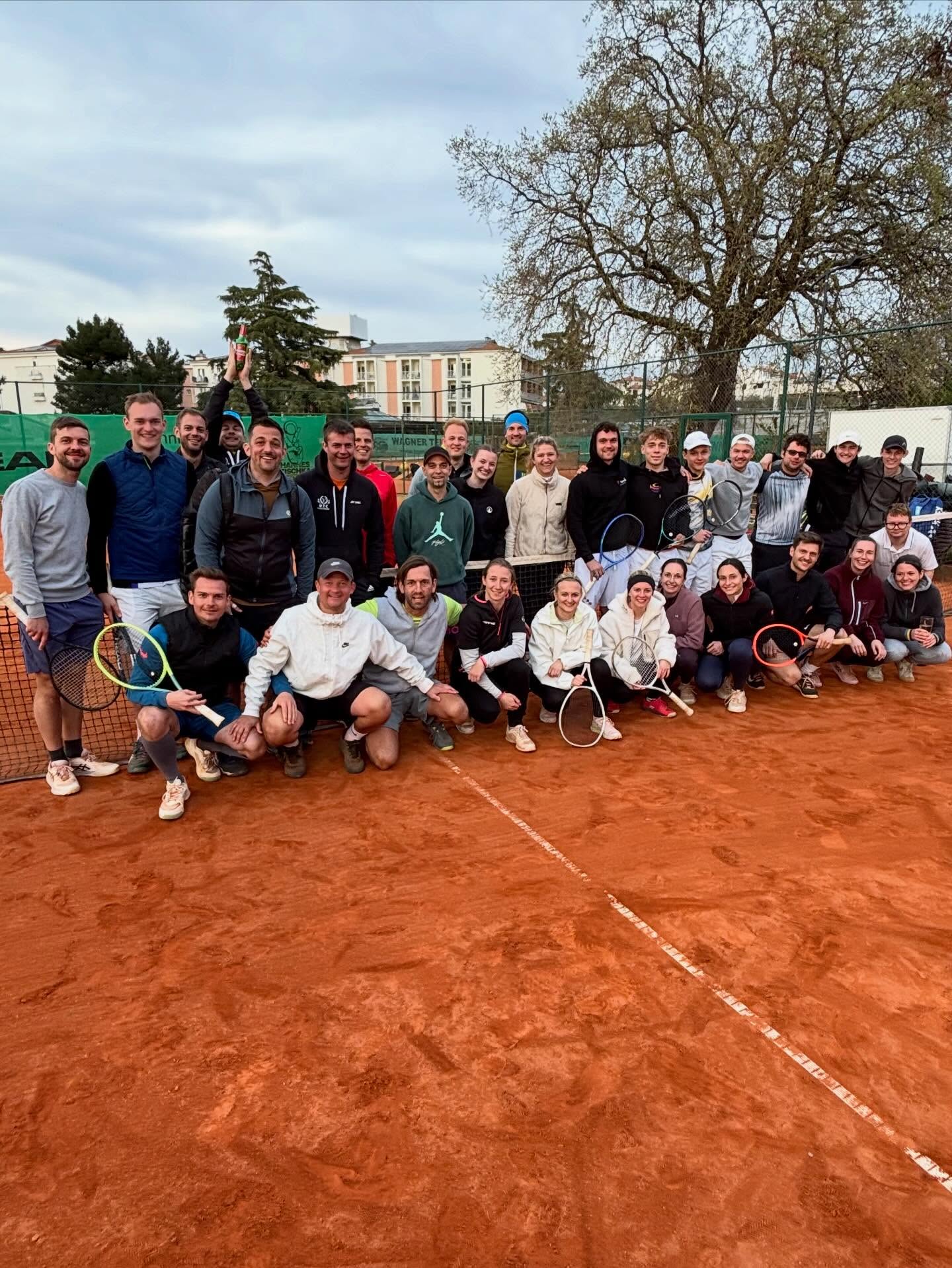 🎾 Trainingslager Kroatien 🇭🇷 2026
33 Leute, Sonne pur und von Montag bis Samstag beste Bedingungen – das Trainingslager in Poreč hätte kaum besser laufen können 🔥
Neben einem unglaublichen Hotel, welches im März 2026 neu eröffnet hat und top Verpflegung ist vor allem am Platz einiges weitergegangen. Viele intensive Einheiten, viel Tennis und eine super Trainingsqualität bei allen Teilnehmern!
Was das Ganze aber wieder wie immer noch besonderer gemacht hat, war die Stimmung – von Anfang bis Ende einfach a richtige Gaudi 😄 viel Spaß, gute Gespräche und eine Gruppe, die perfekt zusammengepasst hat.
Ein Trainingslager, das sportlich wie menschlich voll überzeugt hat.
Danke an alle fürs Teilnehmen, wir freuen uns jetzt schon auf nächstes Jahr 🤩🎾
#chtennisacademy
@yonex_tennis.de