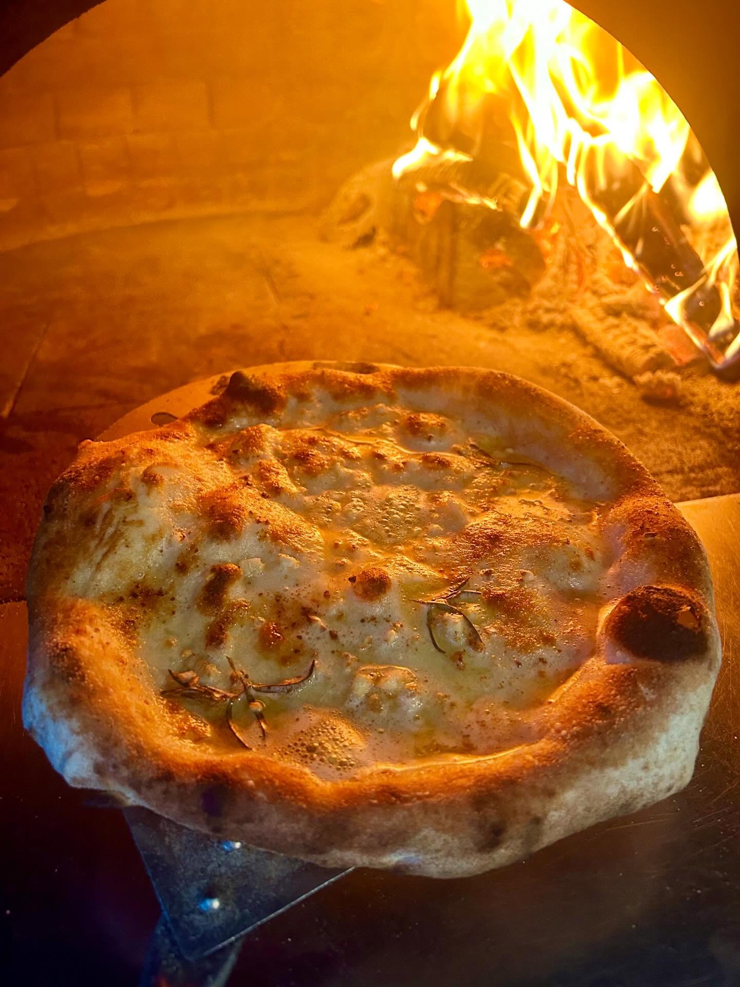 Can’t beat a bit of Garlic bread with Rosemary to accompany our delicious pizzas 🍕 🧄 🔥 #pizza #garlicbread #surrey #yum