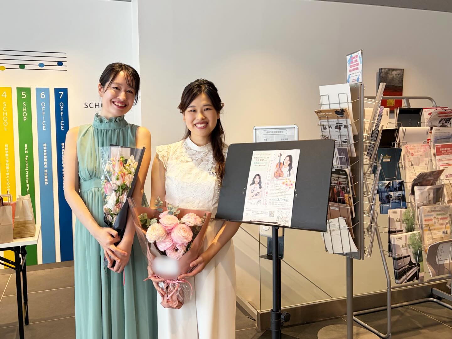 『ヴァイオリンが彩る、新たな春。』
〜聴くよろこび、奏でるしあわせ。音楽のある健やかな暮らしのススメ〜
3月29日、無事終演いたしました🌸宮地楽器神田お茶の水ホールにありがたいことに早々に満席のご予約を頂き(!)沢山のお客さまにご来場いただきました🙏
外はちょうど桜が満開。長い冬を越えて、ようやく訪れたあたたかな春の気候で、この日のプログラムとぴったりと重なる一日となりました🌸🌿
忙しさの中で、心がここにあらずとなるときも、音楽は心に自由な余白をつくってくれるものだと感じています。
どんな年齢や立場の方にも、「音楽がそばにある日々っていいな」と思っていただけるよう願いながらお届けしました。
今回初めて、今まで私が学んできた音楽と脳の話(音楽神経学)のことをミニトークとしてお話ししました。(少し…のつもりが、話しすぎてしまいました…笑)🧠
音楽を聴くこと、奏でることが、心や身体にどんな変化をもたらすのか。音楽がより身近な存在に感じていただけていたら嬉しいです。
終演後も直接お声がけ頂いたり、アンケートやメッセージで温かいお言葉をお寄せくださり、皆様との出会いも嬉しいいちにちでした☀️
主催いただいた宮地楽器の皆様、素晴らしい演奏をしてくださったピアニストの大崎由貴さんにも心から感謝です🎹🎻
【Program】
・エルガー 朝の歌 Op.15-2
・メンデルスゾーン 無言歌集 第5巻 Op.62-6「春の歌」
・ドビュッシー 亜麻色の髪の乙女(前奏曲集 第1巻より)
・モーツァルト ヴァイオリンソナタ第18番 ト長調 K.301(K.293a)
・チャイコフスキー 《懐かしい土地の思い出》より 「メロディ」
・ベートーヴェン ヴァイオリンソナタ第5番 ヘ長調 Op.24「春」
・バルトーク ルーマニア民俗舞曲 Sz.56
#宮地楽器 #ヴァイオリニスト #ヴァイオリンコンサート #室内楽