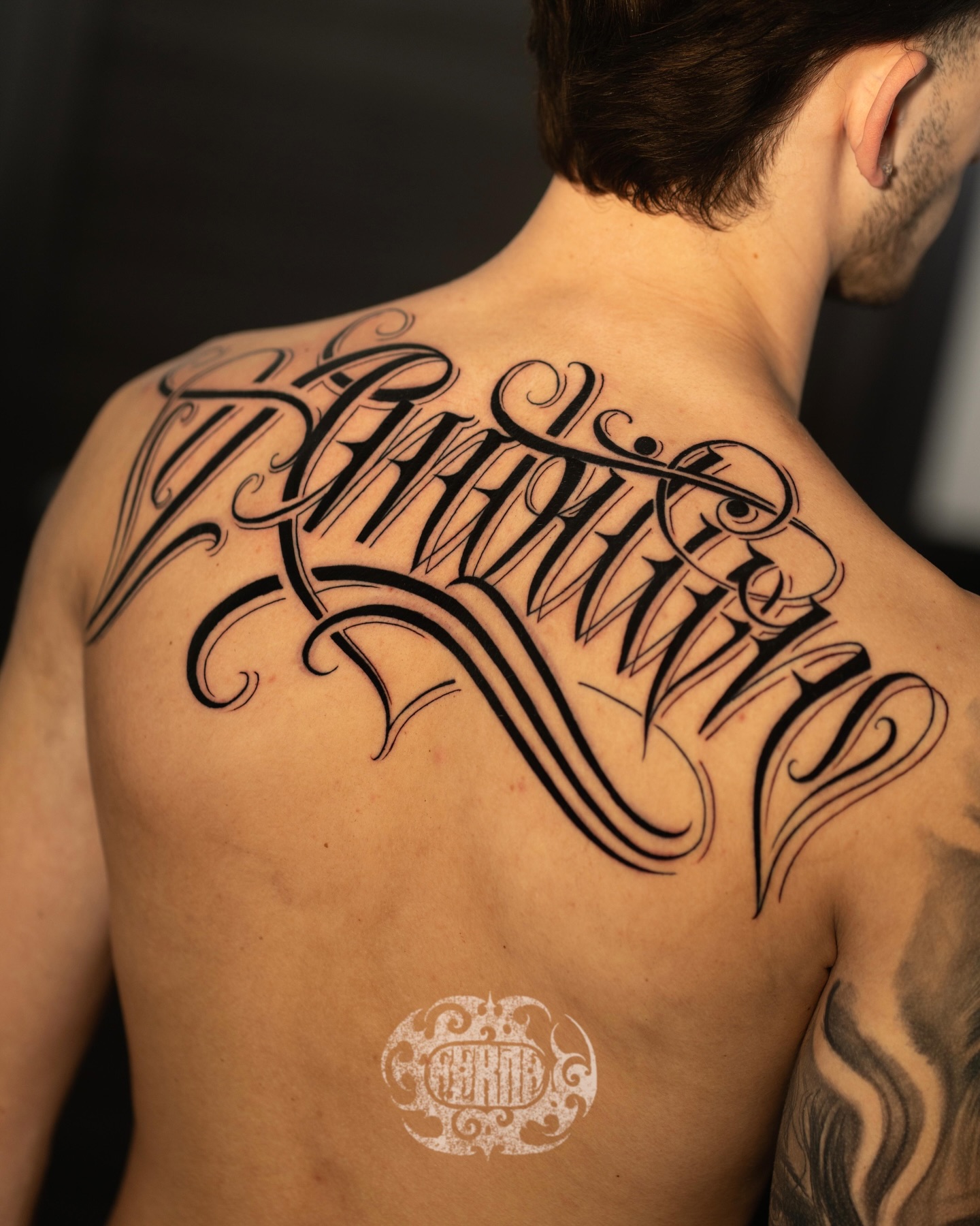 „AMBITION“ ✍🏻
Individuelles Freehand Lettering, direkt auf die Haut gezeichnet und perfekt an Körperform und Flow angepasst. Cleane Lines und ein einzigartiges Ergebnis ohne vorgefertigte Vorlage.
Umgesetzt von unserem @ferragliaz
📆 Guest Spot: 13.04 – 18.04
‼️ Für Mittwoch 15.04 haben wir noch eine Session zu vergeben ‼️
Du interessierst dich für ein individuelles Lettering oder ein Freehand-Projekt? Schreib uns eine DM 📩 / WhatsApp 📲 oder komm direkt im Studio vorbei ✨
Wir freuen uns auf dich
Dein Fearless Ink