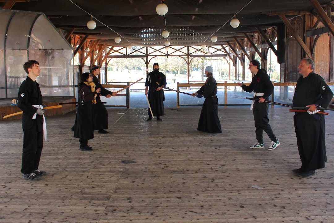 Rejoindre une ryū traditionnelle n'équivaut pas uniquement à avoir accès à des traditions et des techniques pluriséculaires, mais aussi à trouver une communauté
de compagnon.ne.s,
de nakama,
d'otagai,
(...),
tou.s.tes lié.e.s par des intérêts et des passions partagées, ainsi que par la volonté de se soutenir les un.e.s les autres dans le parcours d'amélioration et de progrès qui caractérise les arts martiaux.
Venez découvrir le Kenjutsu et le Battōjutsu au Dōjō Jouen de la Wa Rei Ryū!
#wareiryu #jouen #kenjutsulausanne #kenjutsu #lausanne
Photo by @lichoupe