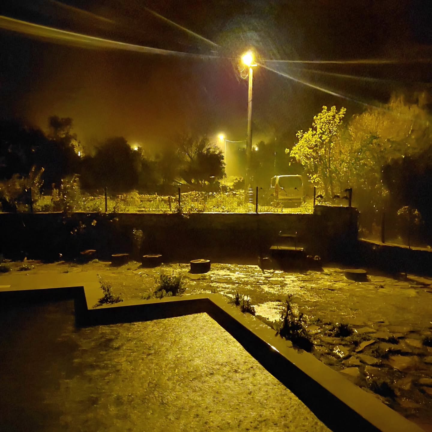 Fırtına köyü ağır eziyor. Gezegen ona yapılanların acısını öyle veya böyle misliyle çıkartıyor. Şehirde bunu görüyor, biliyor, anlıyor ve ancak bu derece iliklerine kadar sorumluluk hissetmiyor insan. Marinayı ve ötesi açık denizi düşünmek bile istemiyorum. Umarım onca uyarılara rağmen kimse yoktur o sularda seyir halinde. Ben, tavuklarım ve köpeğim Abbas güvendeyiz...;)