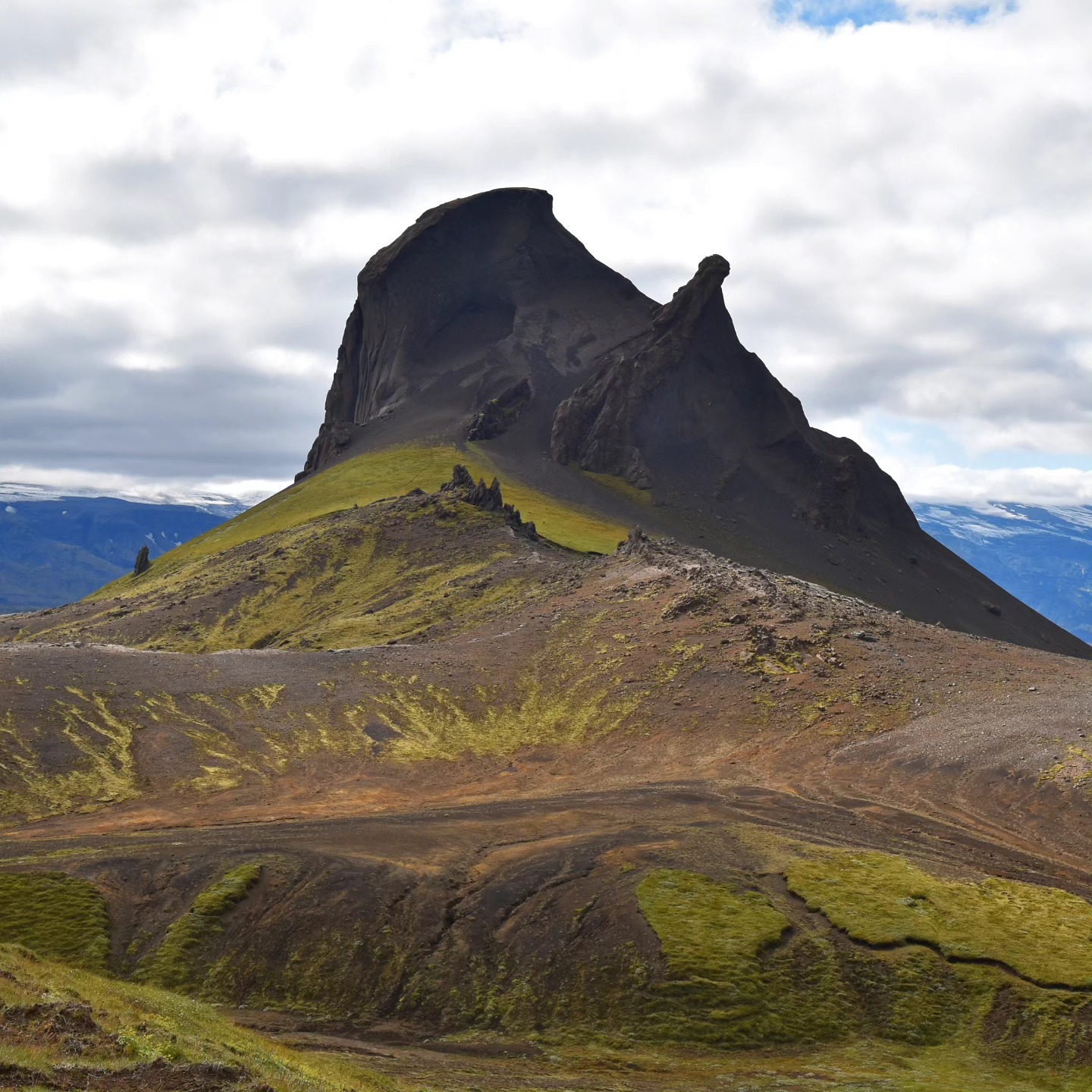 Iceland 🇮🇸
- Einhyrningur -
Signifiant littéralement "la licorne" 🦄 cette montagne caractéristique est observable depuis la piste F261.
Suivant l'angle selon lequel on l'observe, elle prend des aspects très différents ! De profil, nous lui trouvons même un air de rhinocéros 🦏
.
.
.
.
.
#iceland #iceland🇮🇸 #visiticeland #icelandphotography #iceland_photography #icelandroadtrip #icelandnature #icelandicnature #traveliceland #guidetoiceland #exploreiceland #icelandsecret #icelandscape #icelandadventure #iloveiceland #discovericeland #icelandexplored #southiceland #southiceland🇮🇸 #visitsouthiceland #landscapephotography #wonderful_places #discovernature #roamtheplanet #discoverearth #awesome_earthpix #beautifuldestinations #einhyrningur #icelandichighlands #geysircarrental