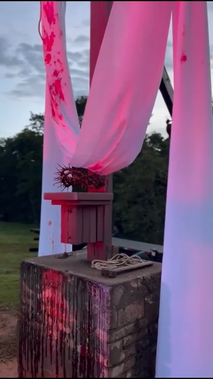 DE ARREPIAR
MAIS DE 6 MIL PESSOAS ACOMPANHAM A PAIXÃO DE CRISTO EM BÁLSAMO
Bálsamo virou um grande cenário de fé na madrugada desta Sexta-feira Santa. A tradicional encenação da Paixão de Cristo reuniu milhares de fiéis em um percurso marcado por emoção e silêncio.
O espetáculo começou às 3h, na Praça da Matriz, e seguiu em procissão.
Mais informações no Portal Guilherme Baffi.
Imagens: Felipe Novoa e Maria Clara Bressan / Portal Guilherme Baffi.