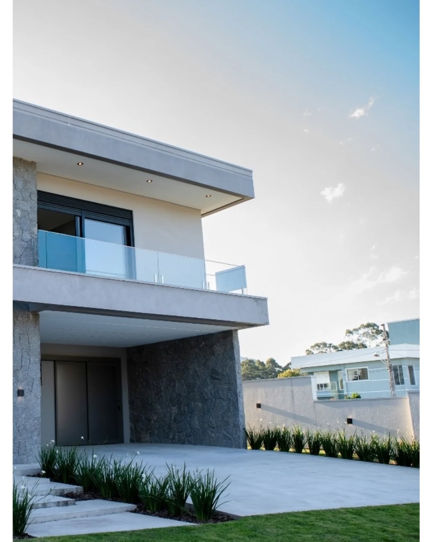 Casa Francês | 2024
A Casa Francês reflete o compromisso da Kubiko com a qualidade e o rigor construtivo.
Com 261 m² de área construída, o projeto privilegia a integração dos espaços sociais com o jardim. A área gourmet amplia as possibilidades de uso, conectando interior e exterior de forma natural.
No térreo, uma suíte garante acessibilidade; no pavimento superior, há outras três suítes, incluindo a máster, com closet, varanda e um banheiro com cuba dupla e dois chuveiros.
Os materiais e acabamentos de alto padrão refletem o cuidado aplicado em cada etapa da obra. Entre eles, destacam: pedra natural, porcelanatos Portobello em grandes formatos, portas externas em ACM, esquadrias de alumínio preto, persianas elétricas e mobiliário sob medida na cozinha e nos banheiros.
Ficha técnica:
Localização: Ingleses, Florianópolis, SC – Brasil
Tipologia: Residência unifamiliar de dois pavimentos em condomínio fechado
Arquitetura: ProjetArt – Brasil
Conclusão: 2024
Área construída: 261 m²
Área total: 423 m²
Unidades: 1
Dormitórios: 4 suítes (1 no térreo + 3 no pavimento superior)
Banheiros: 4 + 2 lavabos
Vagas de garagem: 4 (2 cobertas + 2 descobertas)
Diferenciais: Arquitetura contemporânea com espaços sociais integrados, suíte no térreo, fachada voltada para o leste, excelente iluminação e ventilação natural, e mobiliário sob medida na cozinha e nos banheiros.
.
www.kubiko.com.br
#kubiko #florianopolis #investimento