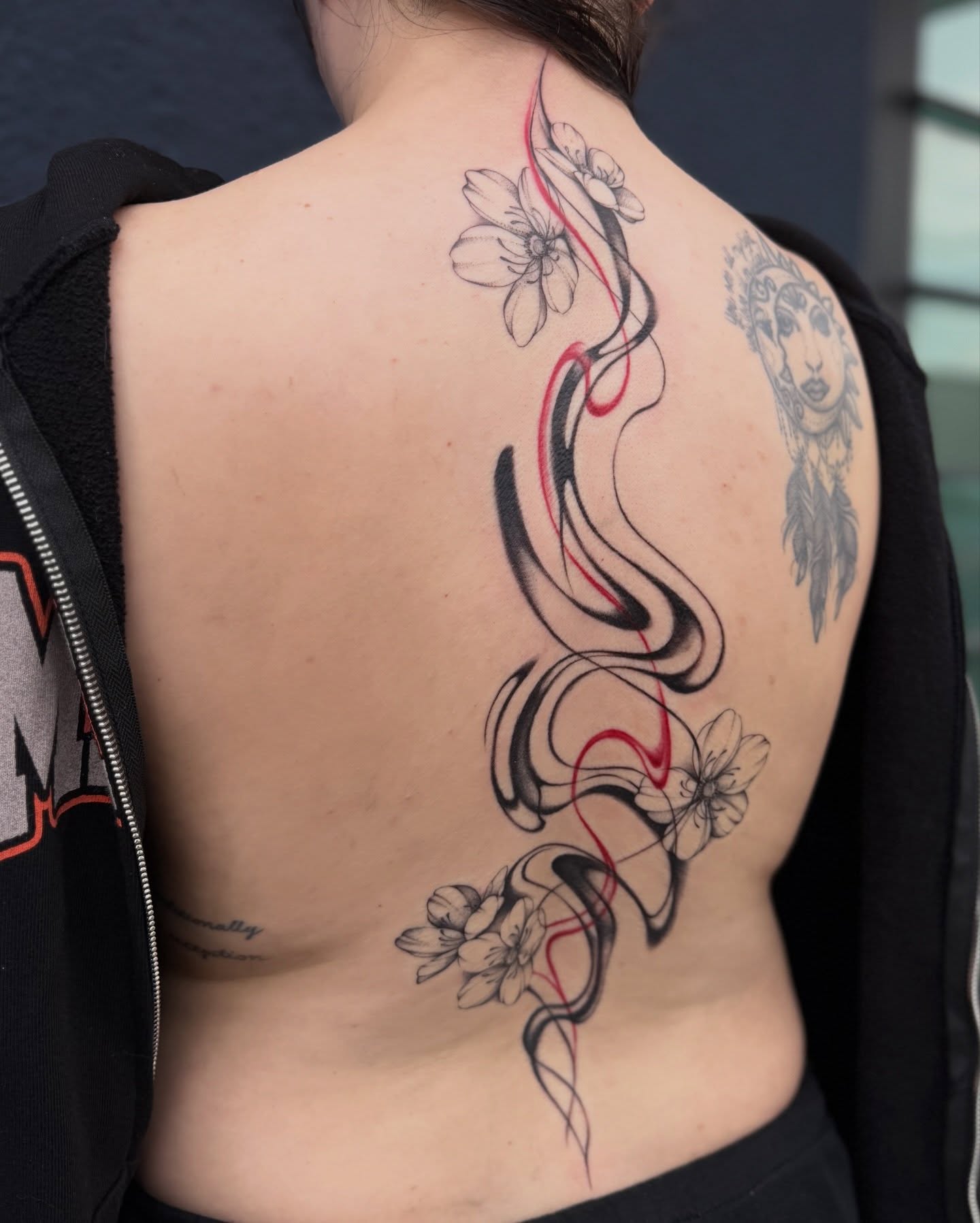 Go to do something a little different, thank you sooo much for the trust Claire! 🤍
This was super fun and I’d love to do more ✨
My books are open for the spring - link in bio to book! 💌
Tattooing at @batandcavetattoo in Dallas, TX 🦇
Part of @pegasustattooandwellness collective 🫶🏻
#abstracttattoo #backtattoo #dallastattooartist #floraltattoo #spinetattoo