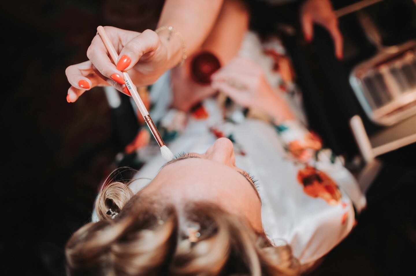 “Before the music.
Before the voices.
Before the aisle…
There’s this.
The quiet.
The stillness.
The moment she finally feels it all becoming real.
No audience. No pressure.
Just her… becoming a bride.
Tell me—did your wedding morning feel calm like this, or full of excitement?”
Venue: @madonnainn1958 @madonnainnevents
Photo: @burlapandoakphoto
Make Up: @sierrastingerartistry
Hair: @kolorkinx_hairartist
Cake: @sweetmissbakeshop
Dress: @alittlelovebridalbythesea
Dj & Photo Booth: @kramerevents
Coordinator: @woffordevents
Record Decor: @trafficrecordstore
2nd Photo: @hewstonmedia