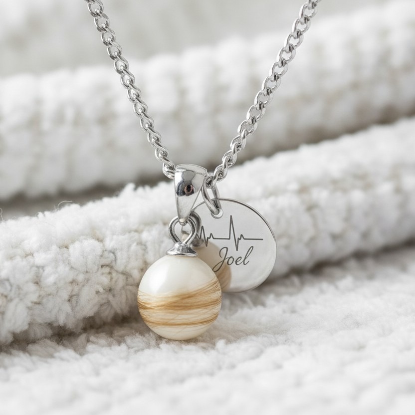 Die Muttermilchschmuck Halskette „Sandro“ ist ein Schmuckstück voller Gefühl – handgemacht, einzigartig und so individuell wie eure Geschichte. Mit Babyhaaren, deiner Muttermilch und einer persönlichen Gravur wird sie zu einem echten Unikat, das dich jeden Tag begleitet.
Material & Look
Wähle deinen Stil in 925er Silber, vergoldet oder rosé vergoldet.
Muttermilchperle (Grösse nach Wahl)
8 mm / 10 mm / 12 mm / 14 mm
Gravur-Plättchen (beidseitig gravierbar)
10 mm / 12 mm / 15 mm / 18 mm / 20 mm
(Auf unserem Foto: 8 mm Perle + 10 mm Gravur-Plättchen)
Halskette
Die Perle kommt an einer Panzerkette (passend in Silber/vergoldet/rosé vergoldet).
Kettenlänge: 38–60 cm – unter Extras kannst du auch eine andere Kette wählen.
Gestaltung
Die Perle wird aus deiner Muttermilch gefertigt. Die Haare werden wild um die Perle eingearbeitet – natürlich, lebendig und voller Bedeutung.
Gravur (kostenloses Highlight)
Deine Gravur auf der Platte ist kostenlos. Unter den Extras für Gravuren-Anhänger kannst du alles angeben:
• Namen, Datum, Koordinaten, kurze Texte
• Schriftarten & Symbole
• sogar Bilder sowie Hand- und Fussabdrücke
Du möchtest Sandro noch individueller? Sende uns deine Skizze über die Extras und wähle dort alle gewünschten Optionen aus.
https://muttermilchschmuck.online
#muttermilchschmuck #muttermilchschmuckschweiz #muttermilchschmuckhandgemacht #muttermilchschmuckliebe #stillzeit #stillzeitliebe #stillen #stillmama #mamaerinnerung #erinnerungsschmuck #personalisierterschmuck #handgemachtschmuck #schmuckausmuttermilch #925silber #mamamilch #medaillonkette #ankerketten #geschenkzurg eburt #geschenkfürmama #mamaglück #familienerinnerung #unikat #schweizerhandwerk #madeinswitzerland #kleinunternehmen #mamaalltag #mamaleben #babyzeit #neugeborenes #mamamilch