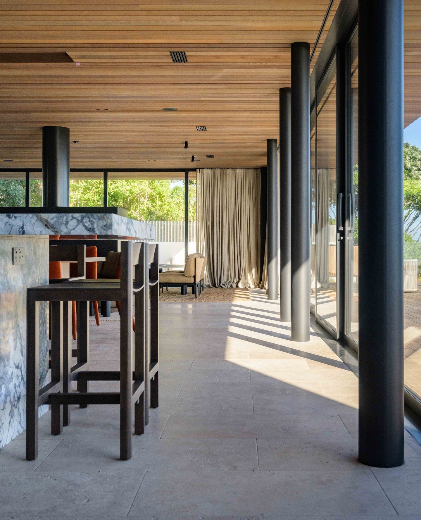 Underfoot, Scala Travertine brings a quiet strength to the space. With its clean sawn finish, the stone celebrates natural irregularity and the understated beauty of raw material.
Used both inside and outside the home, Scala creates a sense of continuity — a seamless connection between interior living and the landscape beyond.
Save for your future dream-home inspiration ✨
Builder: @calleyhomes
Architecture: @carnachan_architecture
Interiors: @shawdesign.nz
Kitchen & Cabinetry: @vekartnz
#CalleyHomes #Travertine #ArchitecturalMaterials #ModernCoastal #DesignAndBuild #NZArchitecture #LuxuryHomes #MaterialPalette #ArchitecturalDetail #NewZealandHomes