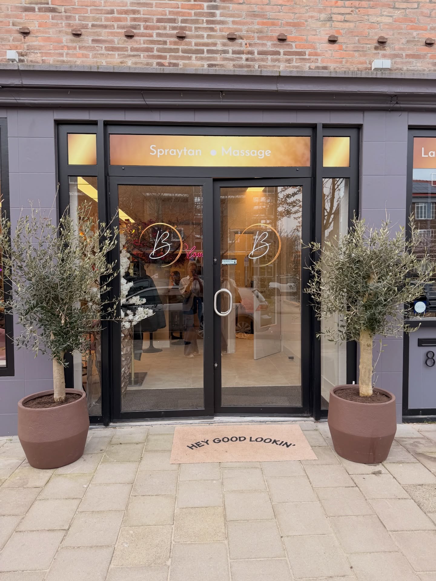 Wees welkom in onze gezellige salon Blossom! Hier vind je Kapsters, Pedicure, Nagelstylistes, Brow en WaxExpert en natuurlijk mijn Spray Tan salon!
#blossom #haarlem #spraytanningbyesther #bruinzijn