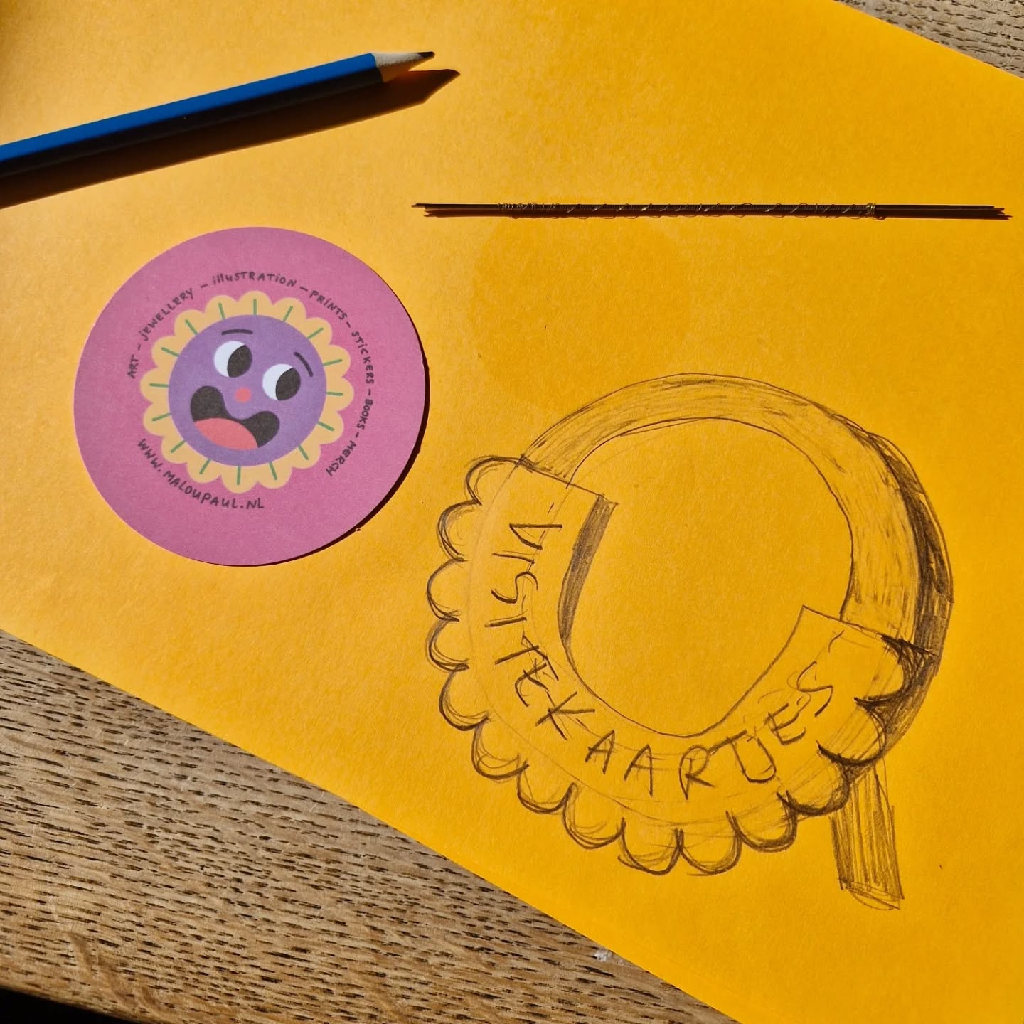 Sketching ideas for a wooden holder for my circle-shaped business cards.