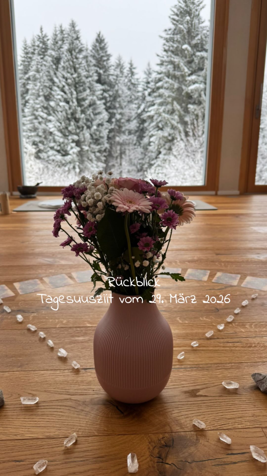 Mit wundervolle Visione und voller Kraft für en Start in Früehlig💐💕
So laht sich die letschti Tagesuuziit zämefasse. Und mir sind scho wieder i de Planig für die negsti Tagesuuzit vum 26. April.
Eus isches u wichtig, dass mir de Ruum ned eifach nu eimal für dich öffnet und dich denn wieder dim Läbe überlönd. Mir möchtet dir jede Monet d'Möglichkeit gäh, ein Tag für di zha - ein Tag wo du weisch alles dörf, nüt muess - ein Tag wo du Inputs ad Hand bechunsch zum im Alltag dir immer wieder Pausene z'gönne. Eifachi Tools wo soooo wirkigsvoll sind🙏
Also pack dini Fründin, dis Mami oder dini Tochter i und meld eu a für e 26. April 2026💃🙏
(Gfilmed und zämegschnitte het das Reel @angelinabrandtner 💕)
STEPHANIEBUECHEL
HEIHEISTEPHANIE
ABTWILSG
FOTOGRAFINSTGALLEN
FOTOGRAFINOSTSCHWEIZ
RETREATSCHWEIZ
AUSZEITSCHWEIZ
ZURÜCKZUMIR
FURNA GRAUBÜNDEN
STGALLEN
RETREATNORWEGEN
TROMSØ
FOTOREISEFÜRFRAUEN
LIFECAOCH
ZYKLISCHESLEBEN
FRAUENPOWER
FRAUENCOACH
TAGESAUSZEITSTGALLEN
STEPHANIESSAFESPACE
SCHWEIZERPODCAST
PODCASTAUFSCHWEIZERDEUTSCH