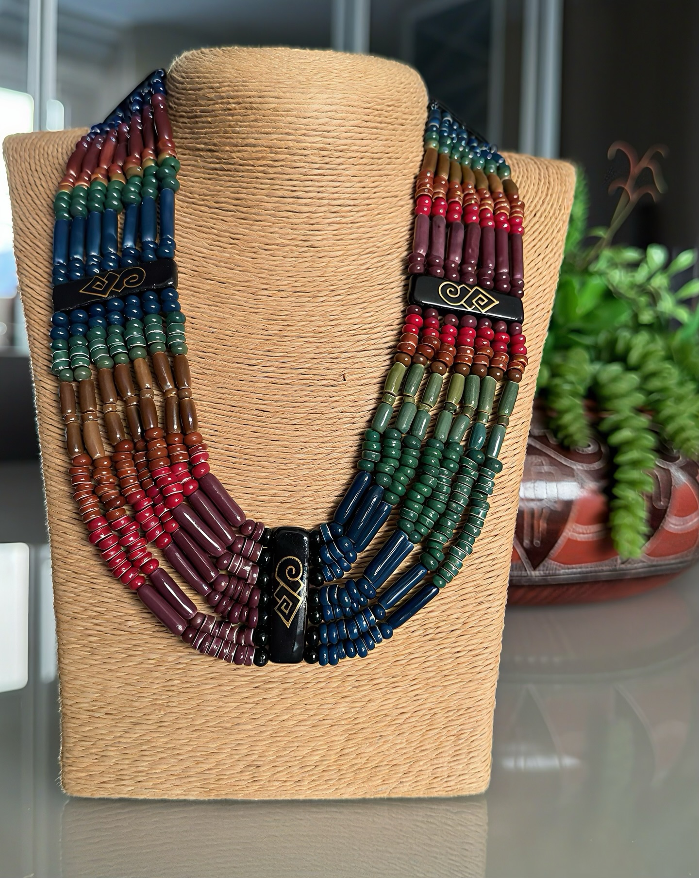 Luxo e sofisticação do nosso novo colar 7 voltas em cerâmica vitrificada e desenho em ouro.
Feito e desenhado à mão.
Arte sustentável que não pode faltar no seu closet.
Para adquirir essa peça única, acesse a nossa loja virtual e aproveite o FRETE GRÁTIS para compra de quaisquer produtos pronta entrega.
Não esqueça de usar o cupom BEMVINDA10 para desfrutar de desconto na sua primeira compra.
#luxosustentavel
#elegancianatural
#biojoiasexclusivas