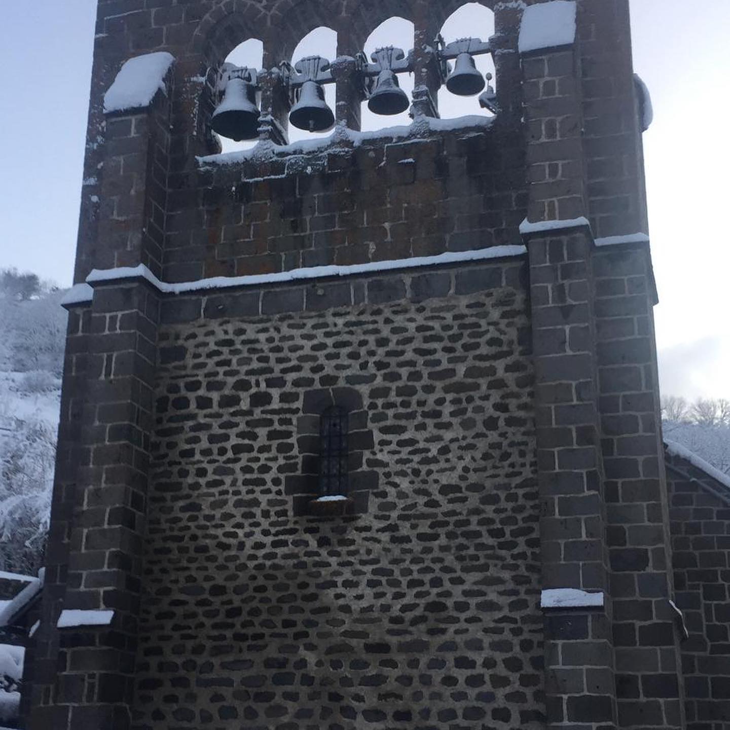 ⛪ Ce clocher auvergnat, massif et rassurant cache sa fragilité, un peu plus bas, au niveau de ses voûtes. L'étanchéité nécessite des travaux d'urgence.
🖐 Nous avons besoin d'aide pour rassembler les 334 000 euros nécessaires.
#patrimoinefrancais #restauration #fondationdupatrimoine #sainteanastasie #cantalauvergne #cantal #ADESA