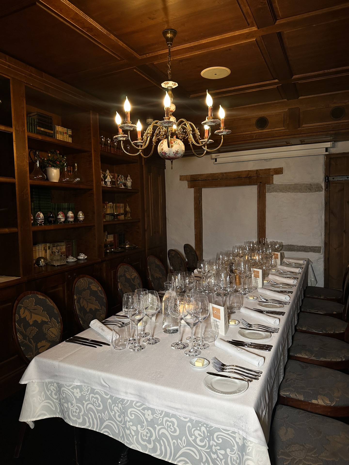 Discover the many faces of Dominicus:
🍽️ Three unique dining rooms, each with its own charm
💨 Our exclusive cigar room — a retreat for connoisseurs
Which space would you choose for your next evening?
Share your favorite below! 👇