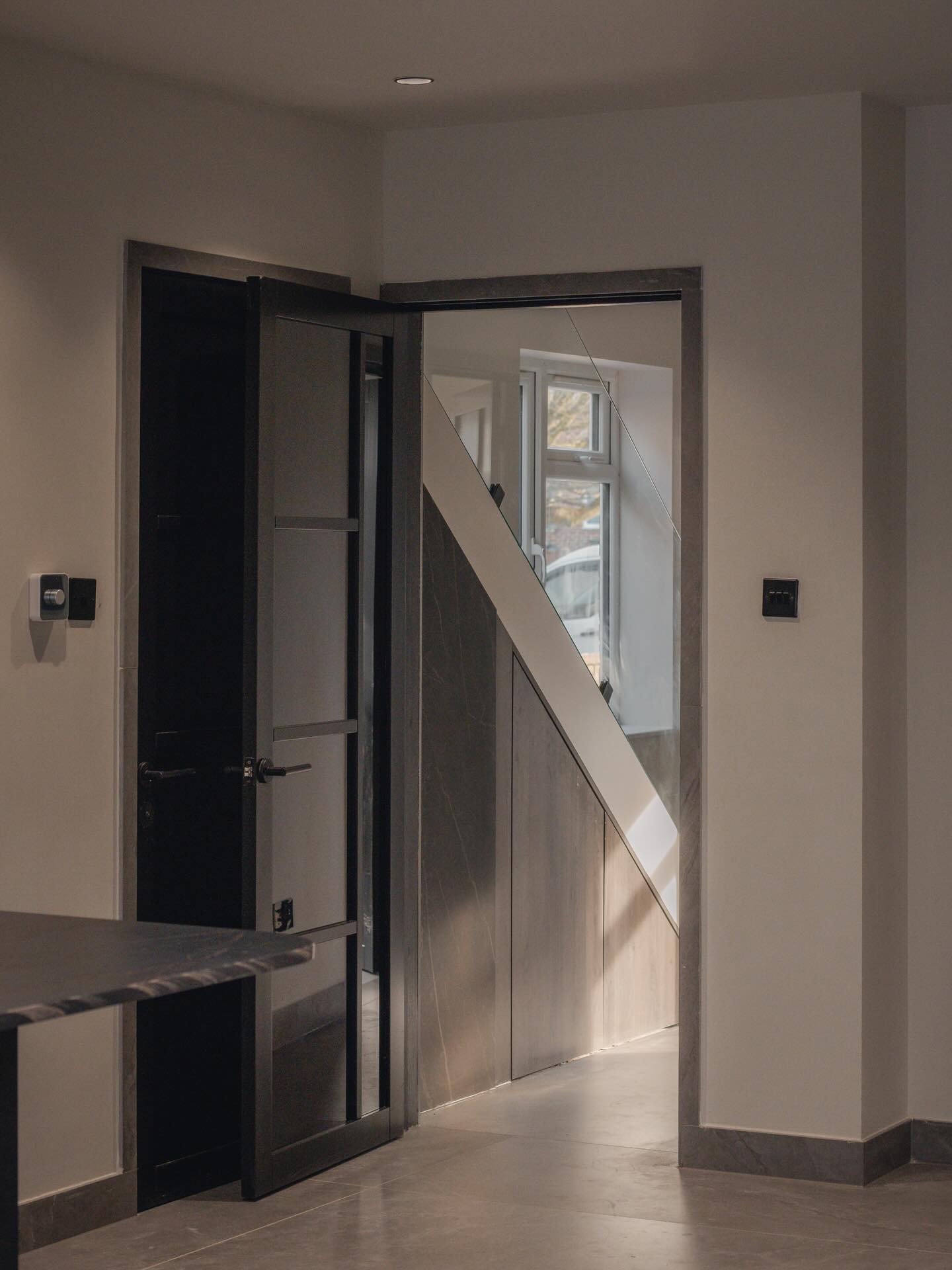 Windsor, complete.
By continuing the floor tile up onto the skirting and architrave, the space feels more seamless, more minimal and almost hotel-like in its finish.
A small detail, but one that completely changes the feel of the room.
SOHO Developments | High-end builds & Refurbishments
📷 @findlaymacdonald