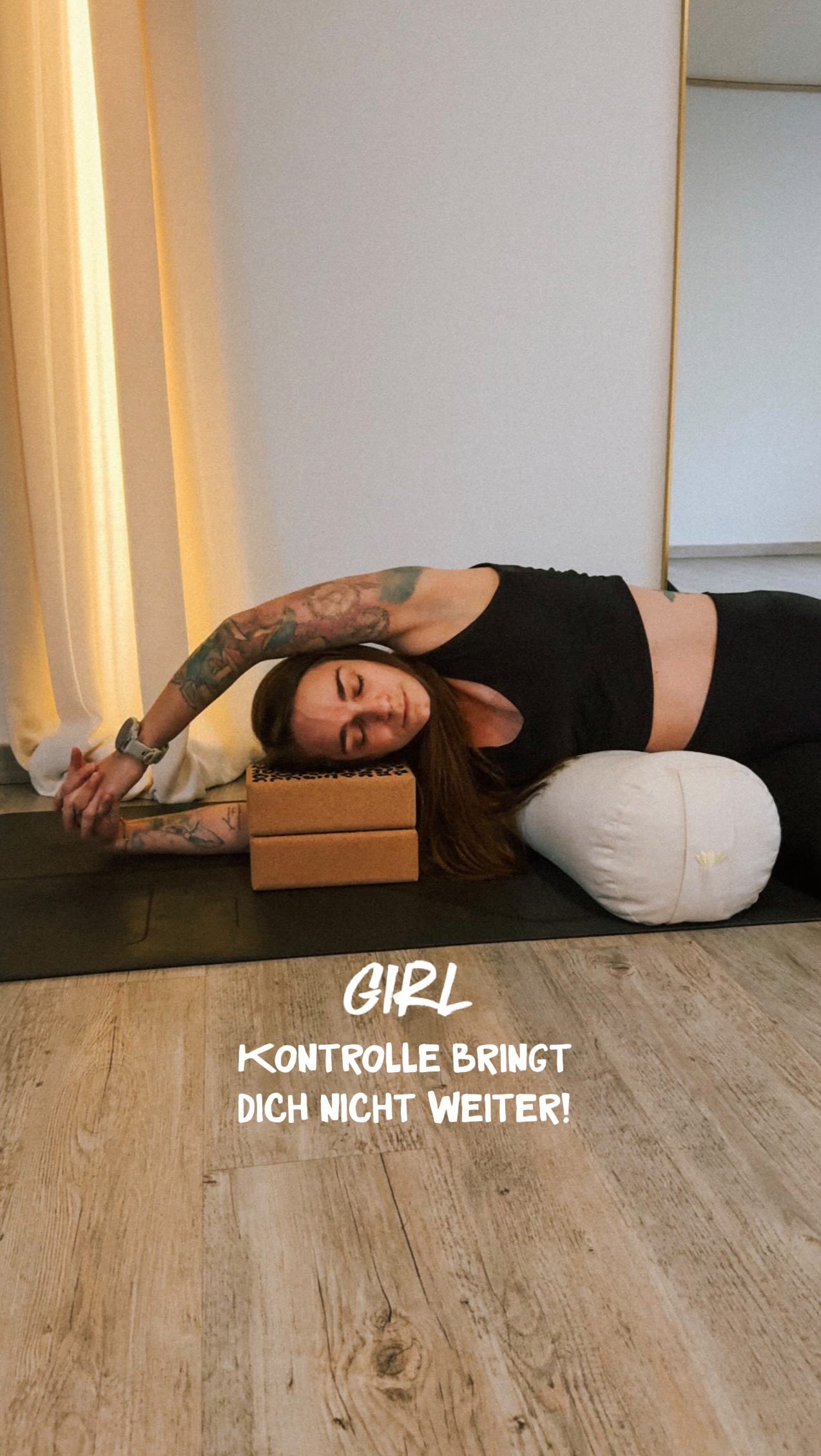 Warum gehst du nicht stattdessen ins Vertrauen?
Wir versuchen ständig, alles zu kontrollieren.
Unseren Alltag.
Unsere Gefühle.
Unseren Körper.
Unser Leben.
Wir alle haben unsere Bereiche.
Dabei wissen wir eigentlich, dass Kontrolle gar nicht möglich ist. Kontrolle ist oft nichts anderes als Angst. Alte Muster. Glaubenssätze, die sich dahinter verbergen. Mechanismen, die uns vermeintliche Sicherheit geben sollen.
Aber so funktioniert Leben nicht.
Nichts verläuft linear.
Nichts ist komplett sicher.
Und genau hier liegt auch eine große Einladung.
Wenn du beginnst, ins Vertrauen zu gehen, loszulassen und dich dem natürlichen Flow hinzugeben – dem Rhythmus, der in deinem Körper als Frau angelegt ist – wird vieles leichter.
In meinem Zyklus-Workshop sprechen wir genau darüber.
Du lernst:
• warum dein Bedürfnis nach Kontrolle oft mit deinem Nervensystem zusammenhängt
• welche Themen dahinter liegen können
• und wie du Schritt für Schritt mehr Vertrauen entwickeln kannst
Und vielleicht denkst du jetzt:
„Ach Quatsch, das brauche ich nicht.“
Aber wenn das wirklich so wäre …
Warum kontrollierst du dann noch und vertraust nicht?
Warum sendet dein Körper dir dann immer wieder Signale?
@denise.madeleine.mueller
LOSLASSEN
ZYKLISCH LEBEN
FRAUENGESUNDHEIT
FRAUENPOWER
ZYKLUS
ZYKLISCH TRAINIEREN
KONTROLLE