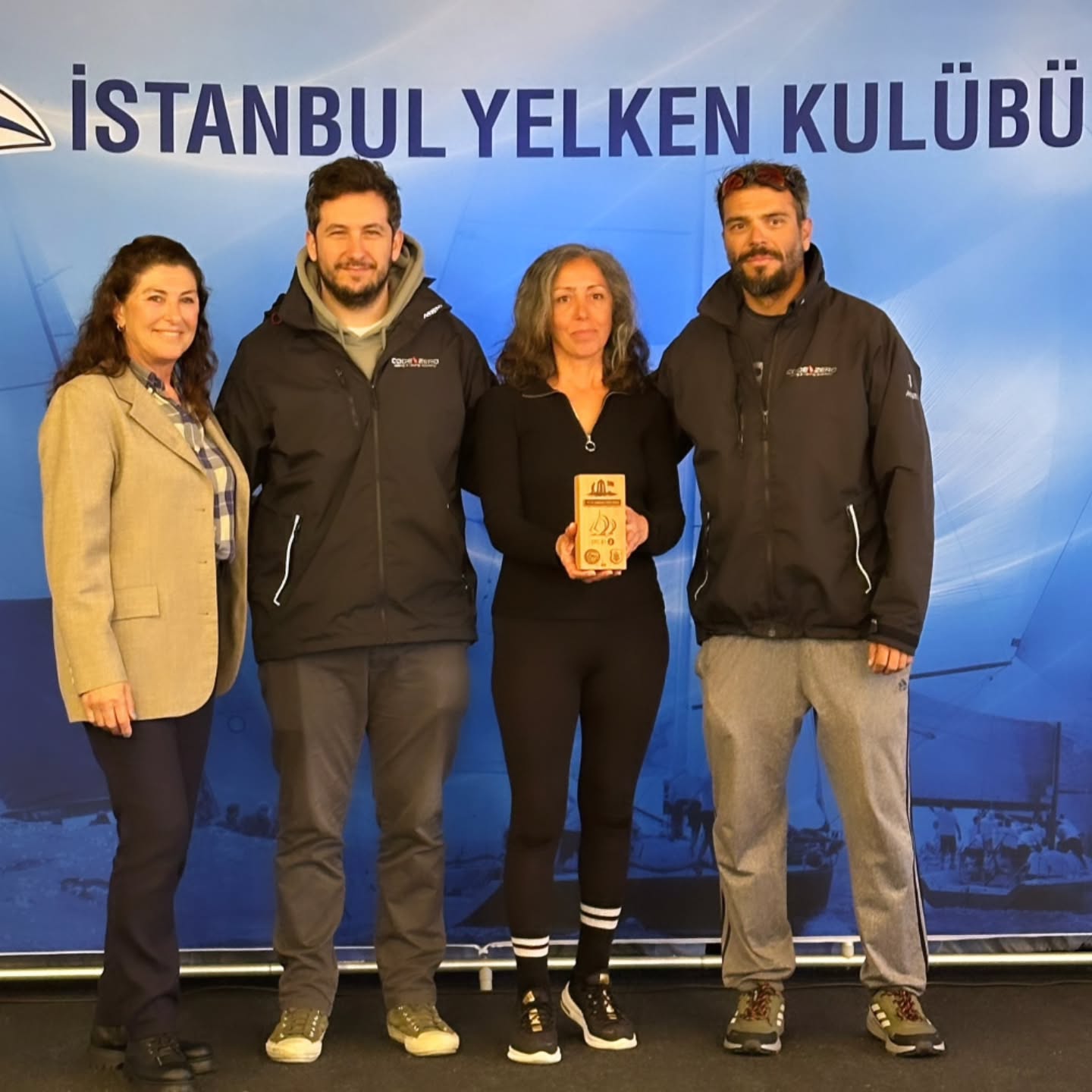 🏆 111.yıl Çanakkale Zaferimiz kutlu olsun 🇹🇷
🏁 İstanbul Yelken Kupası (İYK) Yat trofesinin ilk ve sezonun ikinci yarışı 111.yıl Çanakkale Zaferi Kupası yat yarışı Pazar günü gerçekleştirildi.
🏁 15-20 knot arası rüzgarda, yüksek dalgalı şartlarda, yağmurlu ve soğuk bir havada 31 teknenin katılımı ile yarıştık. İri dalgalar aslında bizim tekne avantaj olmayan bir ortam oluşturuyordu. Ancak iyi start sonrası ilk orsayı da iyi gittik. Pupa kolunda da dalgalar üzerinde sörf yaparak 16 knot hızlarda seyir ederken, pupanın sonunda trol yedik 🫣🎣
🏁 İkinci orsada cenovada sıkıntı yaşadık ve yarış başındaki avantajımızı kaybettik. Sert ve dalgalı havada yaşadığımız sorunlara rağmen yarışı OrcB sınıfında 🥉 bitirdik. 🏆
🏁 Bu sezon ana hedefimiz yine İYK trofe yarışlarını takip ederek, kürsüde yer almak🎯 Trofenin kalan yarışlarını heyecanla bekliyoruz.
🏁 Bu geleneksel organizasyonun düzenlenmesinde başta İstanbul Yelken Külübü olmak üzere, yarış komitesi, yarışan ekipler ve katkı sağlayan herkese teşekkürler ederiz🙏
🚩İstanbul Yelken Kupası Yat trofesi, 111.yıl Çanakkale Zaferi Kupası, 29 Mart 2026 - İstanbul @istanbulyelken1952
🚩Yarış Ekibi :
@dileksiseyler
@asenaakocogluu
@onuralpaslan
@aboynamedcharliebrown_
@cenkbogatur
@ssinanmumcu
@coratography
📷 @zeynepsii 🎬@sailographia 🙏
🚩 Tekne : Farr280 @farr_yacht_design
🧿