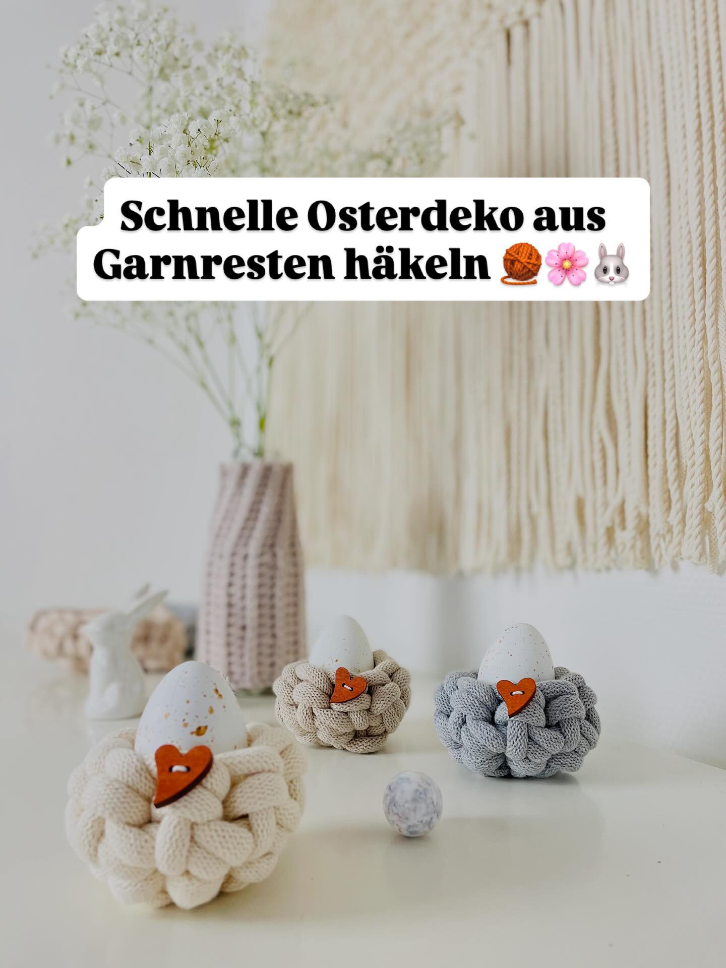 Für die spontanen unter euch, die noch ein kleines Oster-Geschenk oder -Deko zaubern wollen, habe ich ein paar kleine Häkelideen. Die süßen Eiernester 🐣, die sehr dekorativ auf dem Frühstückstisch sind, sind super schnell gehäkelt. Für beide Projekte braucht ihr etwas dickeres Garn / Baumwollkordel z.b. von @hello_bobbiny und natürlich die passenden Häkelnadel dazu, z.b. nr. 15. Diese Häkelprojekte eignen sich perfekt um Garnreste zu verbrauchen.
Anleitung zum Titelbild (Eiernest🐣):
Du brauchst:
- ca. 50g Baumwollkordel 9mm dick
- Häkelnadel Nr. 15
Los gehts:
🧶 Häkel 7 festen Maschen in einen fadenring
🧶 schließe die runde mit einer Kettmasche
🧶 starte die 2. Runde mit 1 Luftmasche
🧶 häkle wieder 7 feste Maschen und beende mit einer Kettmasche
🧶 Fäden verwahren und eventuell noch verzieren
🧶 fertig ist eine süße Osterdeko
Dir Anleitung gibt’s auch als Videoanleitung auf meinem YouTube Kanal.
Ich wünsche euch viel Spaß beim häkeln und entspannte Ostertage 🌸🐣
#häkeln #ostern #diy #geschenkidee #häkelanleitung #osterkörbchen #maschenherz