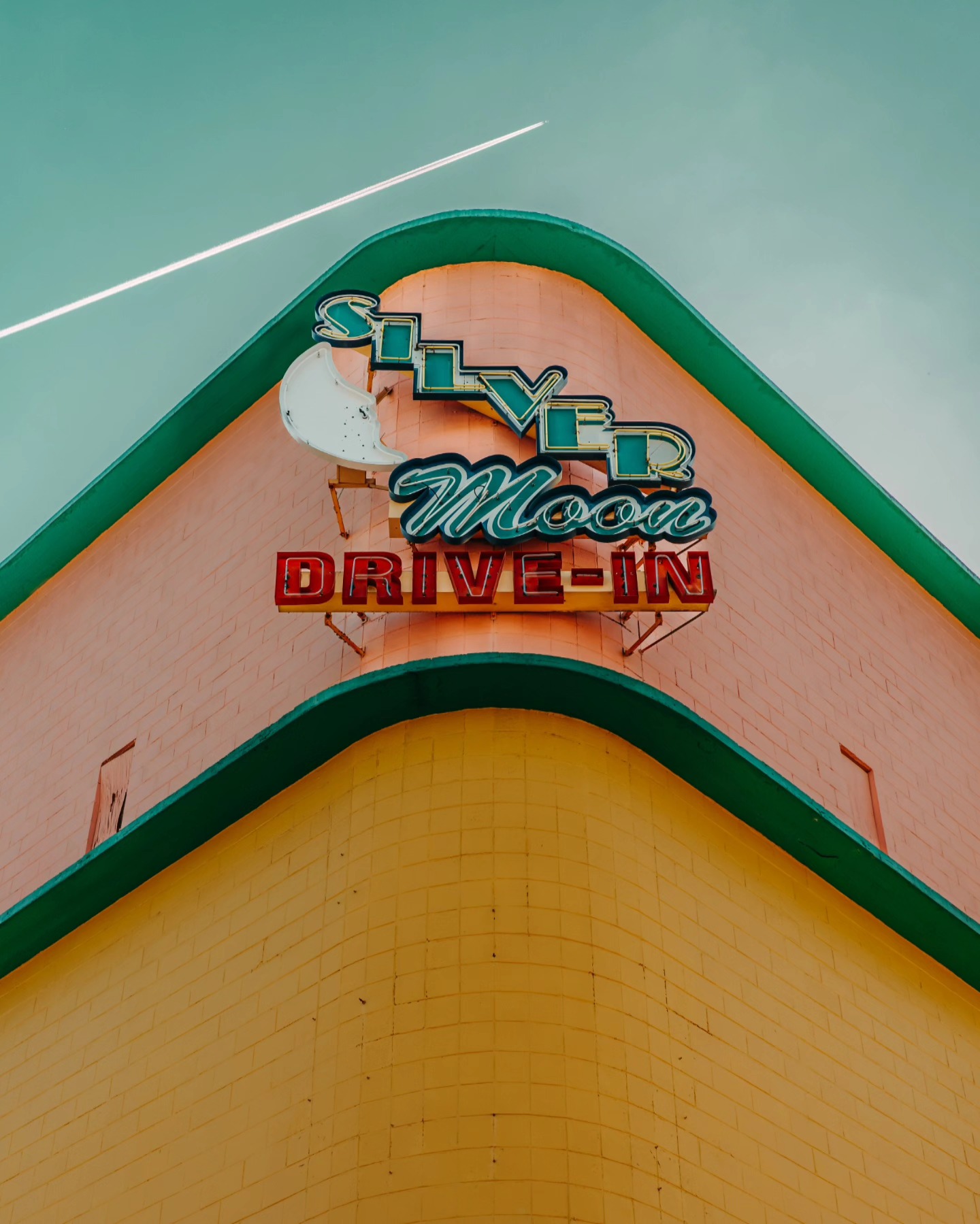 šļøš¬
Shot on Ricoh GRIIIx
@silver_moon_drive_in