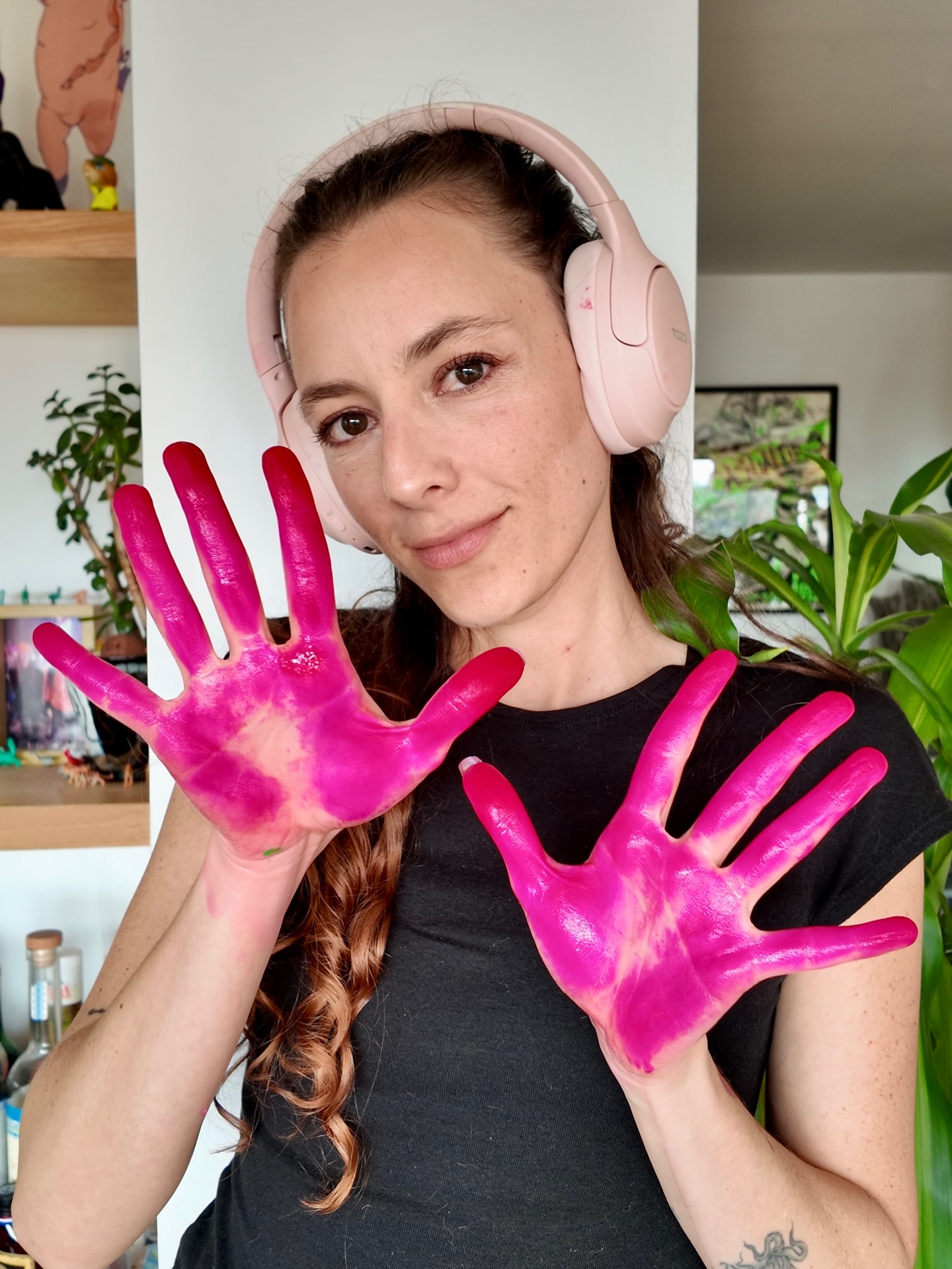 Llevo varios años sin hacer una instalación y estoy próxima a hacer una de las más lindas y especiales que he hecho!
La última instalación de corazones anatómicos que hice, fue en en el 2019 y llevo 7 años sin hacer nada parecido. Hasta ahora.
Para mí Expo individual me dije: “no puedo hacer una exposición sin una de mis emblemáticas instalaciones” así que volví a entrar al mundo e la escultura, investigando nuevos formatos, nuevos materiales, pero volviendo a mis raíces.
Porque no solo estoy celebrando mi primera Expo individual en Colombia. Estoy celebrando el hecho de que la estoy haciendo en la primera galería en la que exhibí mi trabajo hace ya unos 12 años en @otros360
Cuando era joven, bella y muy emergente. Exhibí en esta galería mis esculturas, así que como no volver a hacer escultura para celebrar todos estos años de trabajo y este gran logro!
Las espero y los espero el jueves 16 de abril, para que vean este LUJO de instalación en persona. Porque acá solo hay detalles pequeños, que no se comparan con lo que va a ser este espectáculo de formas, luces y latidos!
Nos vemos ya casi en KARDÍA 🫀🫀🫀🫀