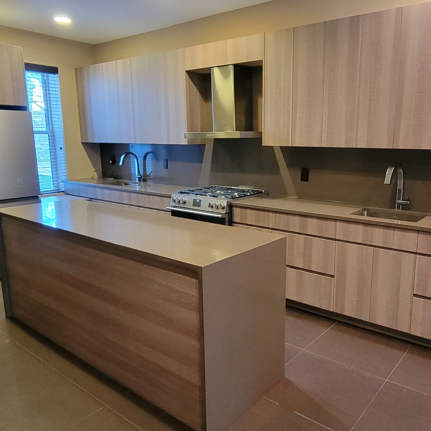 #urbanstyle ? We got you! A classic #brooklyn brownstone gets a clean modern upgrade. #handlelesskitchen with #concrete look countertops.
Wondering about the #cabinetry on top of the hood? That's hiding the duct which runs through all the cabinetry to the left. Swipe 👉 to see the before.
#modernkitchen #modernkitchens #modernkitchendesign #kitchen #kitchendesign #kitchenremodel #cabinet #kitchencabinets #urbankitchen #cleankitchen