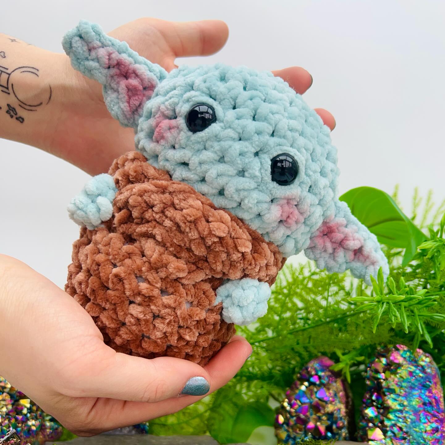 Salli zämme💚 Dieses Plushie gibt's jetzt neu im Shop ✨joemigurumi✨ zu haben🤗.
#crochet #plushie #handmade #smallbusiness #handarbeit
