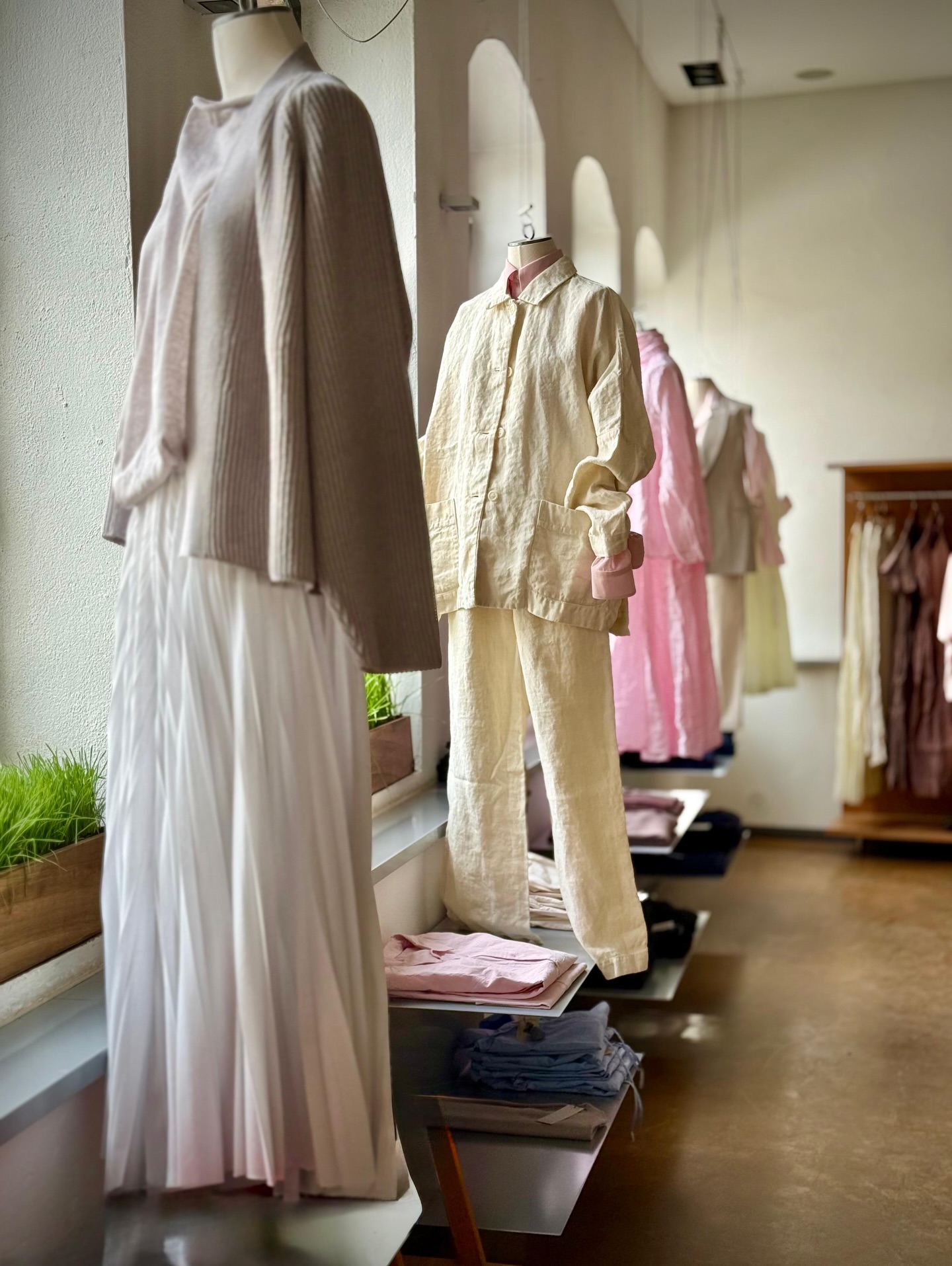 SOFT COLORS…
Wie Sie sehen können, haben die Damen heute sanftere Farben gewählt.
Wohlwissend, dass ruhigere Töne manchmal am überzeugendsten sein können.
#colors #fashion #soft #ootd #look