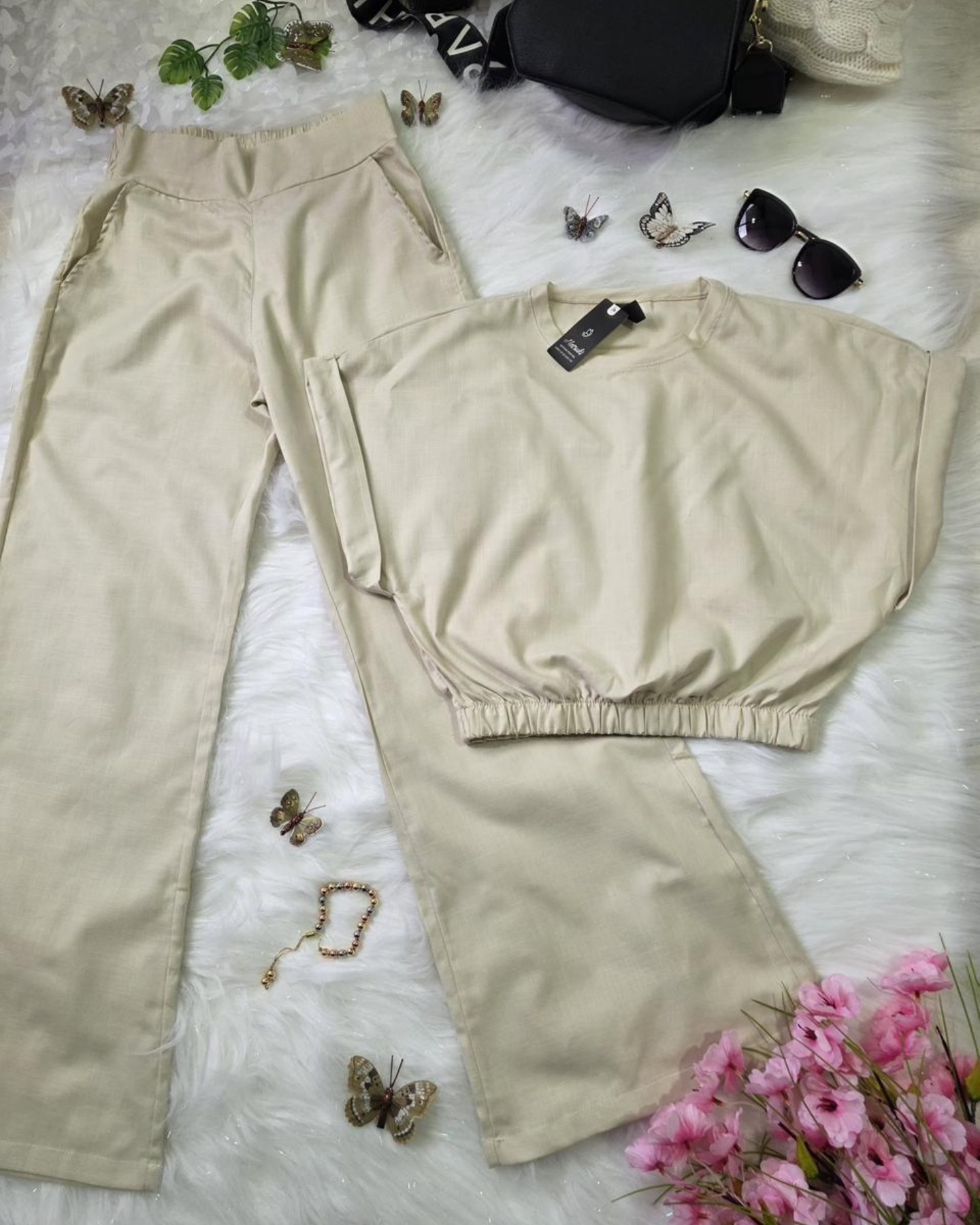 ✨ ¡Conjuntos que combinan estilo, comodidad y elegancia! ✨
Disponibles en tallas S, M, L y XL 🧵
Variedad de colores suaves que te harán lucir increíble en cualquier ocasión.
💫 Perfectos para un día casual, una salida especial o incluso para estar cómoda en casa sin perder el estilo.
Confeccionados con una tela ligera, fresca y con un calce espectacular.
🌸 ¡Elige tu favorito y siéntete fabulosa todos los días!
#Natsuki#ropamujer#sientetebella#disponibleya