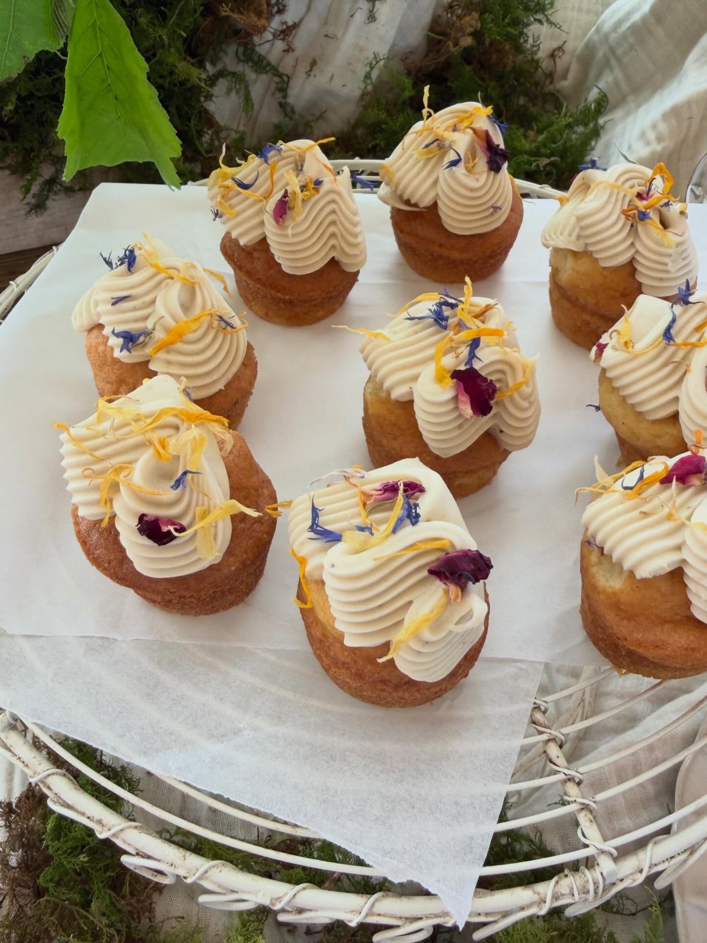Mesas dulces de boda con identidad propia… Flores elegidas una a una con cuidado, vajilla única que hemos ido recopilando a lo largo de los años y muchos dulces artesanos.
Nuestra pastelería honesta, con ingredientes naturales y una estética sencilla pero muy cuidada.
Si buscas una opción artesana, cuidada y diferente no dudes en ponerte en contacto con nosotros para conocer todas las opciones disponibles para bodas ✨
Muchas gracias por hacernos sentir como en casa @josmaga_ 🤍