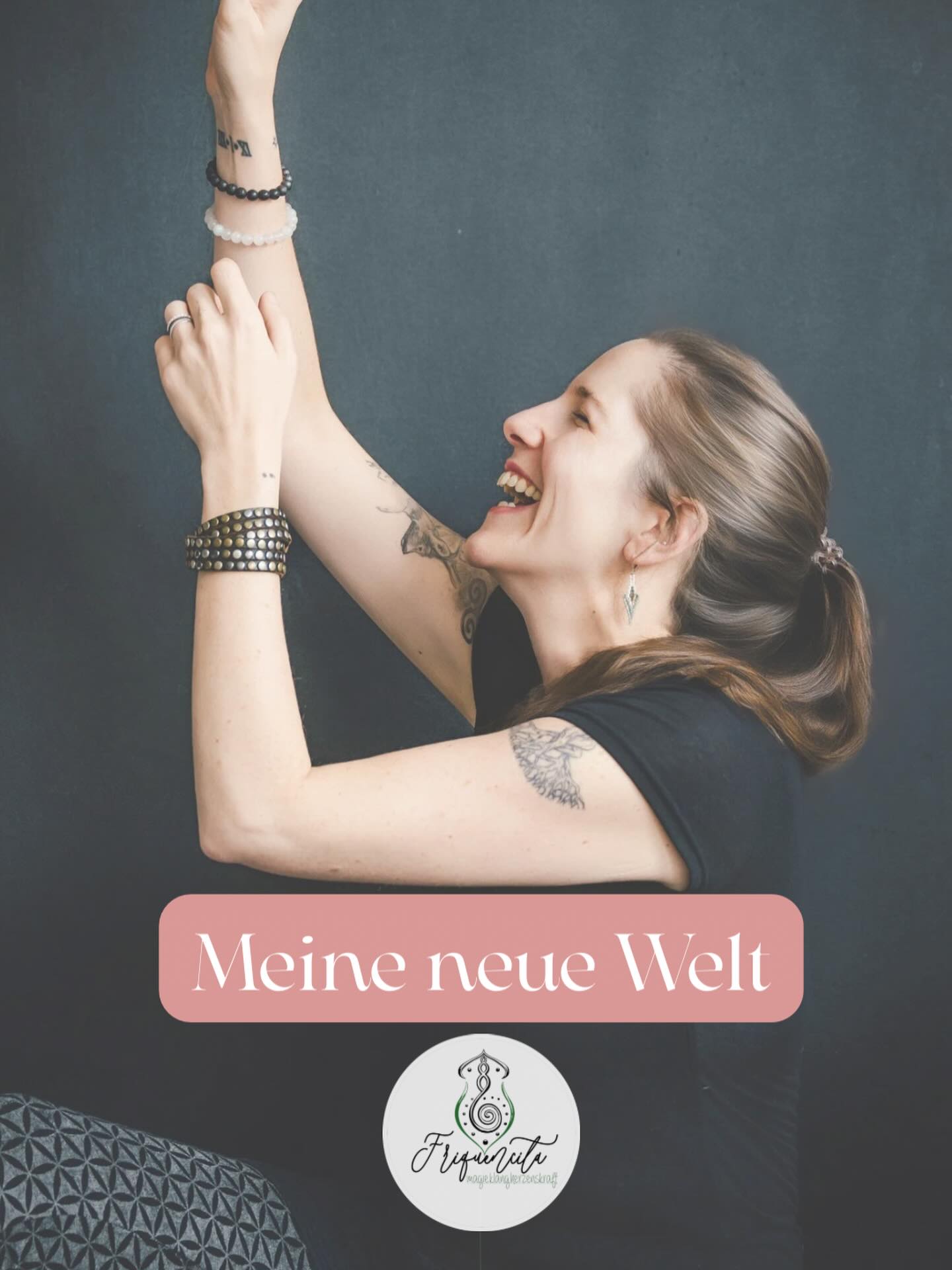 Früher dachte ich wirklich, irgendwann bin ich fertig mit dieser ganzen inneren Arbeit. Ein bisschen hinschauen, ein paar Erkenntnisse einsammeln, einmal ordentlich durchfühlen und dann läuft das Leben einfach entspannt weiter. So hatte ich mir das zumindest vorgestellt. 😅
Heute verstehe ich immer mehr, dass dieser Weg eigentlich nie aufhört. Kaum hast du etwas erkannt, verstanden oder integriert, steht schon die nächste Runde vor der Tür und klopft freundlich an. Manchmal auch nicht so freundlich.
Und ganz ehrlich, ich glaube genau da hilft Humor. Wenn man weiß, dass der Prozess sowieso weitergeht, kann man auch ein bisschen lockerer darauf schauen. Ein bisschen mehr schmunzeln, wenn das Leben wieder eine neue Lektion auspackt.
Irgendwo habe ich mal gelesen, man kann aus jeder Scheiße Gold machen. Und vielleicht ist genau das die Kunst am Leben.
Meine neue Welt und meine Veränderung beginnen nicht im Außen, sie beginnen in mir.
Wie sieht deine neue Welt aus?
#meineneuewelt #humorhilft #innererweg #bewusstleben #lockerbleiben