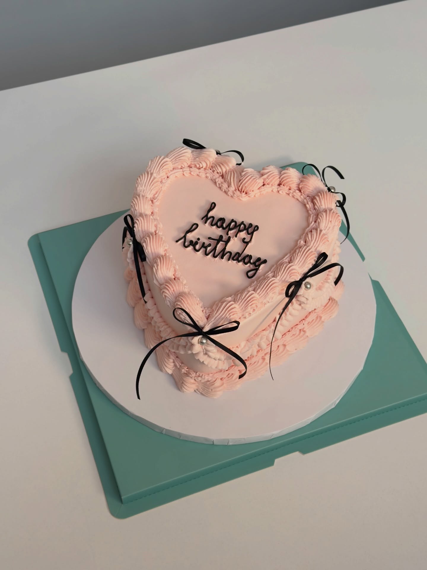 Vintage Heart Cake
Soft blush vintage heart with delicate details and elegant black bows 🖤🎀
A timeless, romantic design perfect for any special moment ✨
Available on our website, comes with our branded box and candles 🎂🕯️