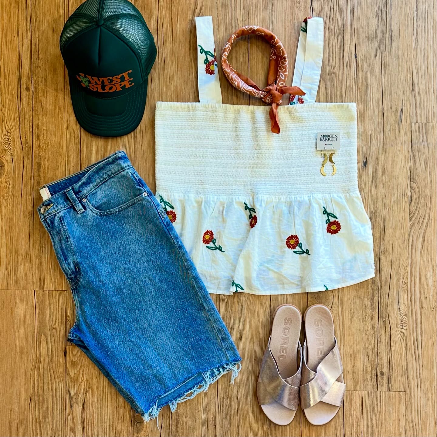 Shorts weather is here (at least for now)… I wore them yesterday. ☀️
The details:
Toad & Co embroidered top sz L, $22
BDG shorts sz 32, $22
Sorel sandals sz 9, $30
Otto snap back cap, $15
Vintage bandana, $6
Morgen Barrett earrings, $40