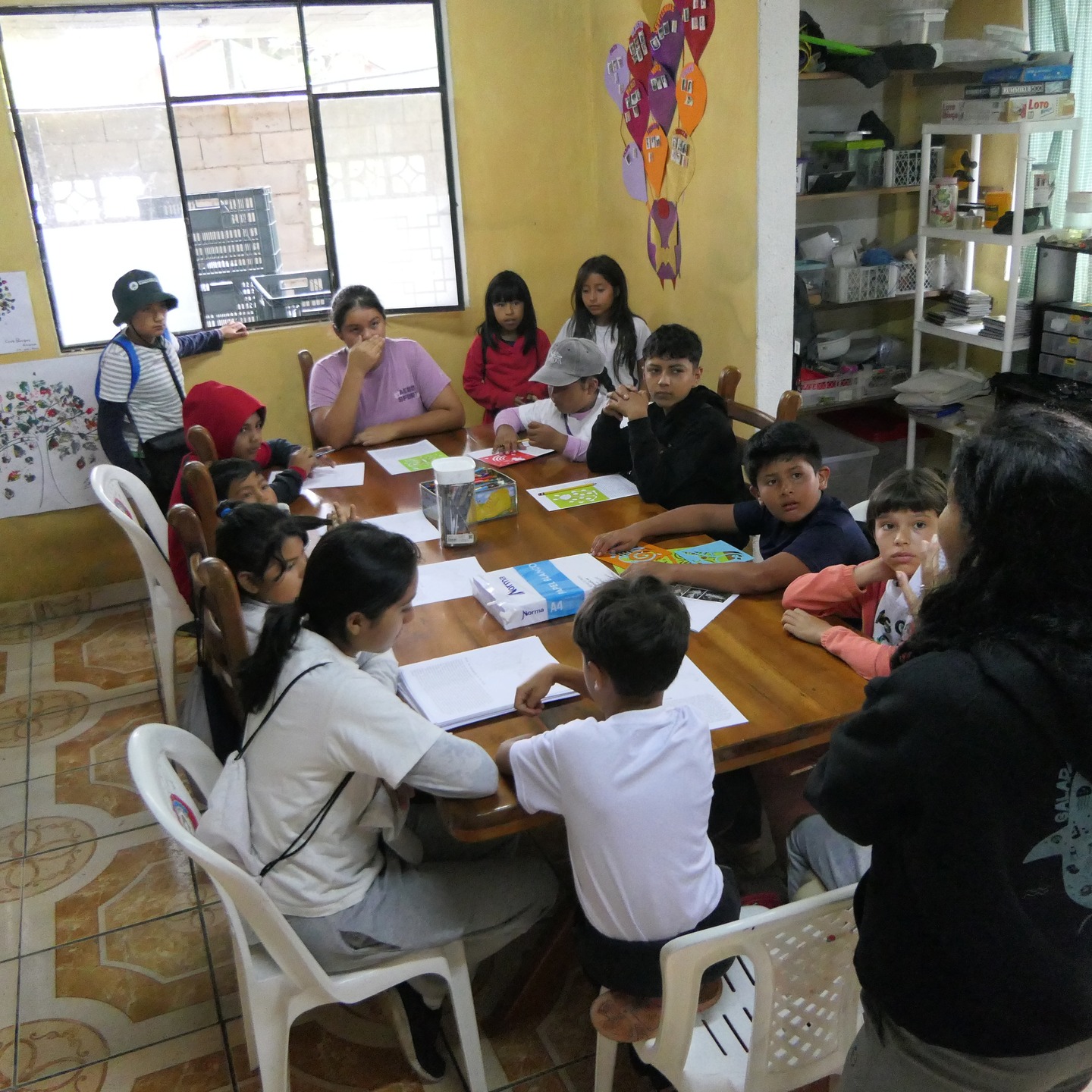 For our third Santa Lucía Forest School adventure in 2026, we were joined by our friend Michael de Groot from Stichting Guacamaya. We have collaborated with him on several occasions over the past years and were delighted to have another opportunity to join forces.
On this occasion, we focused on two main activities: Michael led exercises on reading and comprehension, using stories about emblematic animals of the region. At the same time, another group explored the area around the Santa Lucía office in search of arthropods, investigating their diversity and the important “services” invertebrates provide for both humans and nature.
We are very grateful to Michael for working with us once again and hope to welcome him back soon!