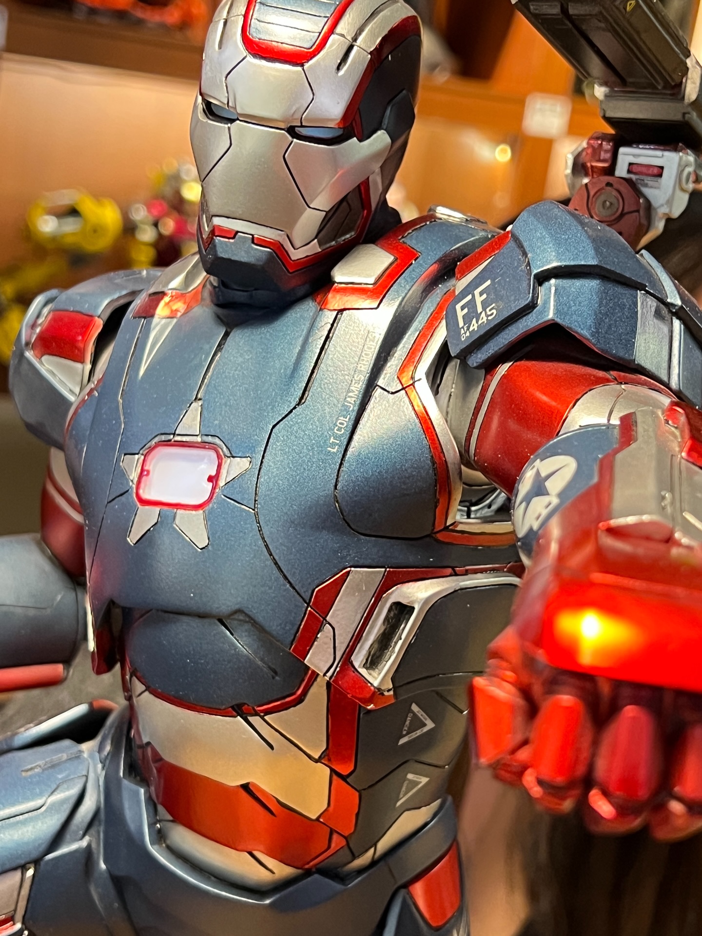 🔥 Iron Man Patriot sahaya indi!
Kırmızı, mavi ve gri tonlarıyla klasik Iron Man’den ayrılan bu versiyon, koleksiyonluk vitrinin en “farklı” parçası olmaya aday 💥
Zırh detayları, ışık efektleri ve base tasarımıyla tam anlamıyla premium hissiyat veriyor. Bu parça sıradan değil; üretimde olmayan, teşhirde kullanılmış, fiziksel kusursuz bir koleksiyon ürünü 👀
Hero Cafe vitrinde kısa süre! Kaçıran üzülür 🚀
DM’den fiyat bilgisi alabilirsiniz. Hero Cafe’yi ziyaret edip ürünü yakından inceleyebilirsiniz.
#ironman #marvelcollectibles #hottoys #koleksiyon #herocafe