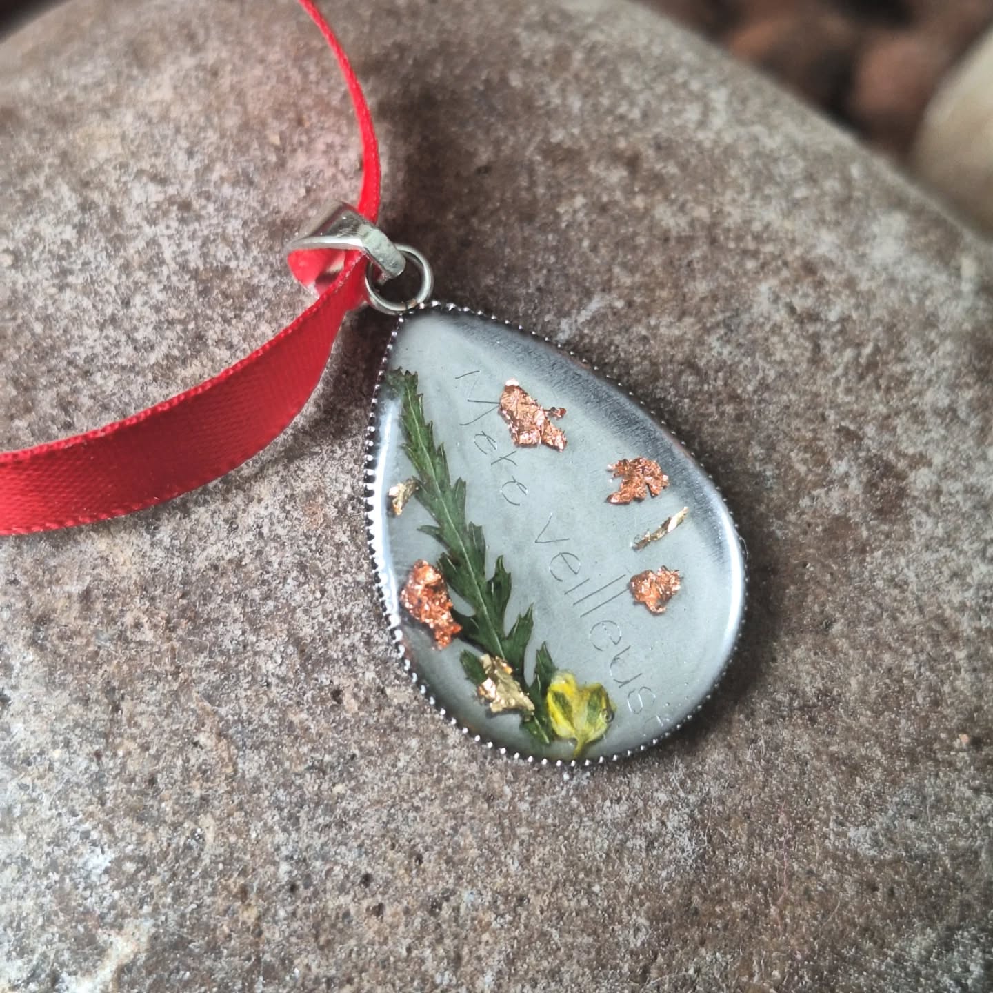 ✨ Idée cadeau Fête des Mères ✨
Offrez un moment de douceur avec ce pendentif gravé "Mère veilleuse", sublimée par de vraies fleurs séchées 🌸
💛 Modèle unique – celui-ci est disponible
💌 Personnalisation possible sur commande
💶 15€
📦 Envoi dans toute la France
📍 Tain-l’Hermitage
Un cadeau plein d’amour, doux et lumineux… parfait pour faire fondre le cœur d’une maman 💫