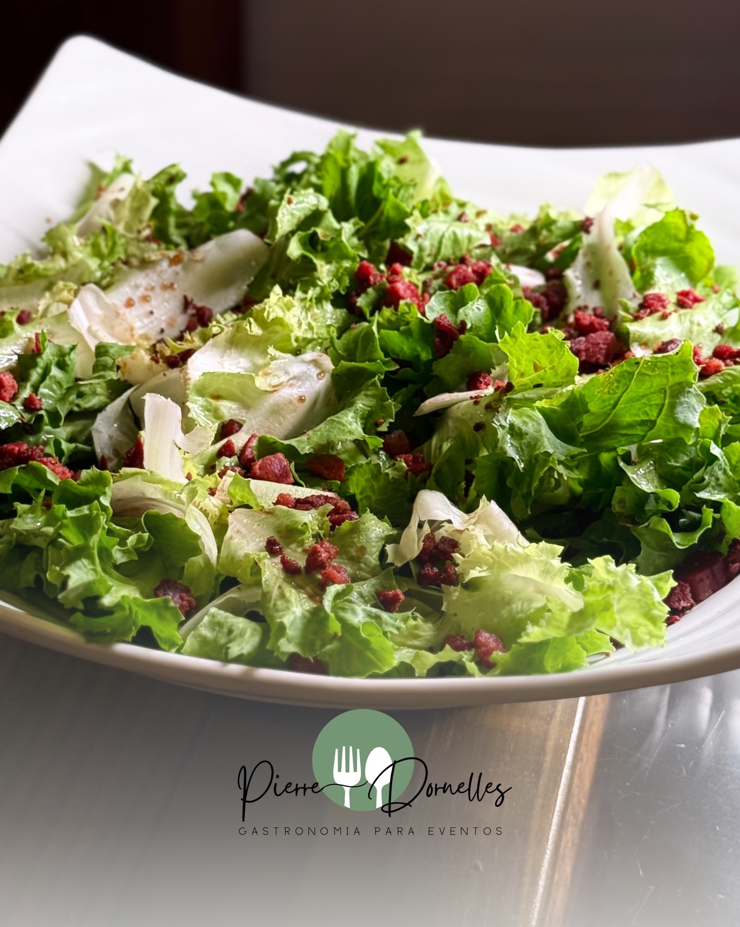 Uma salada que fala por si só, e conquista no primeiro olhar!
Escarola fresca e levemente amarga, envolvida por bacon crocante no ponto perfeito, finalizada com uma emulsão de balsâmico aveludada que equilibra acidez e dulçor.
Um prato simples na essência, mas cheio de personalidade e contraste em cada garfada.
Sabor, carinho e uma apresentação impecável.
A escolha que valoriza o seu evento!✨
Vivencie essa experiência!
📞 (41) 99877-4105 | WhatsApp
🌐 www.pierredornelles.com.br
.
.
.
.
.
.
.
.
.
.
.
.
.
#gastronomiaparaeventos #eventosemcuritiba #buffetparacasamento #buffetparaeventos #chefemcuritiba