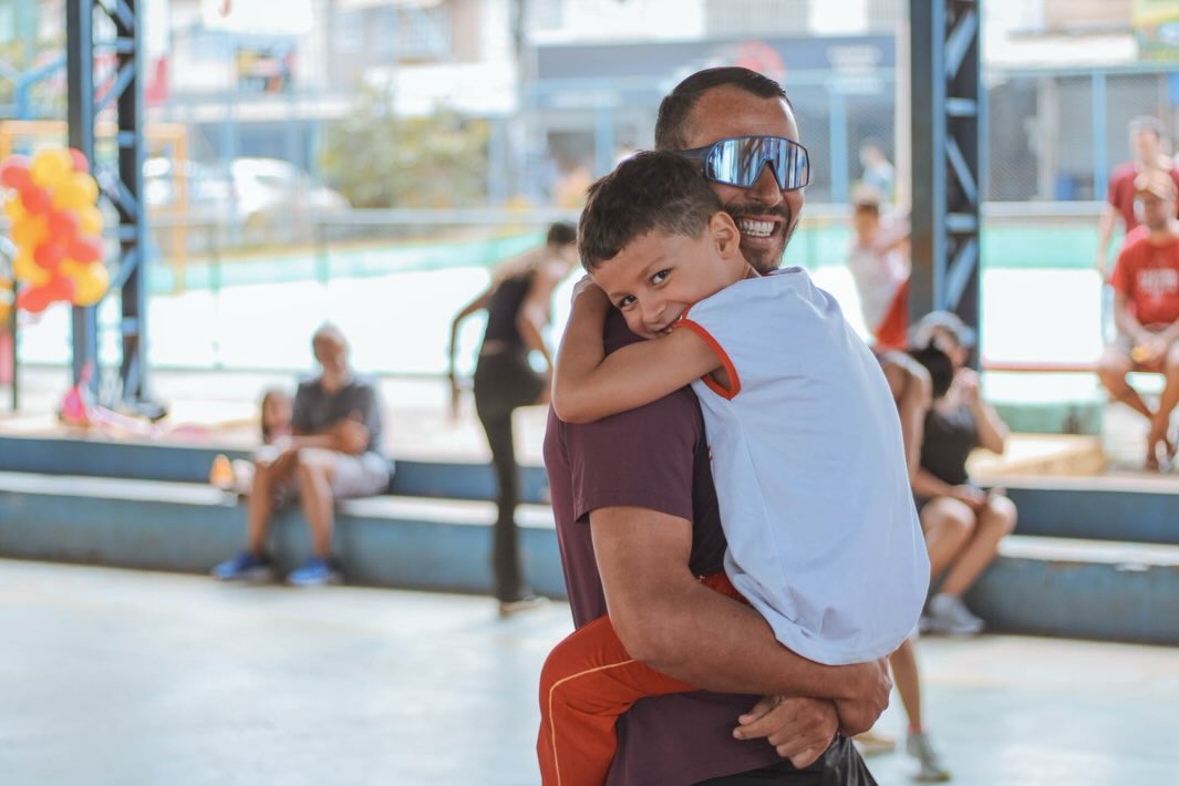 Um sábado para pausar a rotina e viver o que realmente importa: tempo de qualidade, conexão e muitas memórias felizes.
No “Vivenciar e Brincar”, nossos alunos da Unidade I e suas famílias tiveram a oportunidade de compartilhar momentos leves, cheios de diversão, troca e afeto. Brincadeiras, sorrisos e aquela energia que só aparece quando escola e família caminham juntas.
Mais do que um evento, foi um dia para fortalecer vínculos e lembrar que aprender também acontece nas experiências que vivemos juntos.
Já queremos o próximo 🩷
