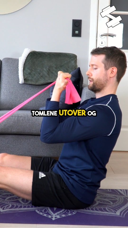 Trene BICEPS sittende med strikk 💪💪 #biceps #armbøyer #strikk #hjemmetrening