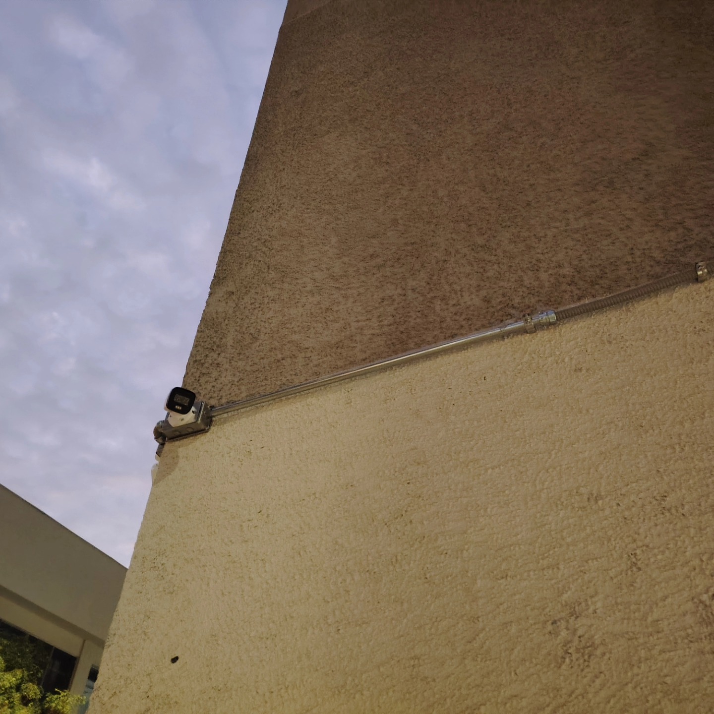 Instalación de Cámaras de seguridad, control de acceso y alarmas monitoreadas en local comercial
Si te interesa resguardar tus bienes, no dudes en cotizar con nosotros.
Tu seguridad es nuestra prioridad.
CTServices.
#cctvenchile
#ControlDeAcceso #alarmasdeseguridad