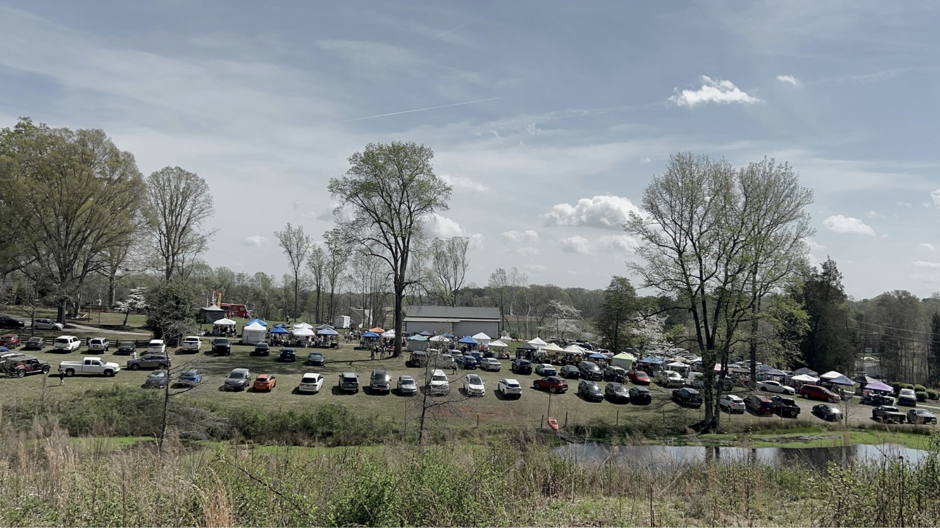 Spring Market is April 4th 2026 from 10-3pm. Meet the makers behind your weekend finds at Koren Farms. Each Market Morning we introduce a rotating vendor, their seasonal produce or handcrafted goods, and the story that brings them to our fields — all set against our warm, farmstead atmosphere. Come for the fresh flavors, stay for the community. Link in bio 🌾😊🍎🍂
Tell us: which local vendor would you love to see featured next?
#KorenFarms #MocksvilleNC #FarmersMarket #ShopLocal #FreshProduce #LocalMakers #FarmLife #WeekendPlans