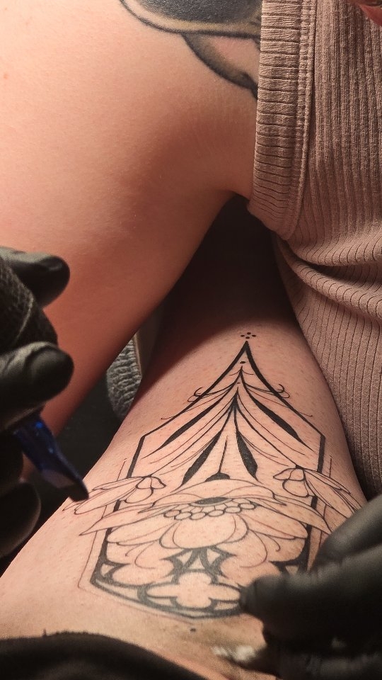 COME WITH ME TO GET MY VERY FIRST TATTOO π±
very big ouchies but very big worth it