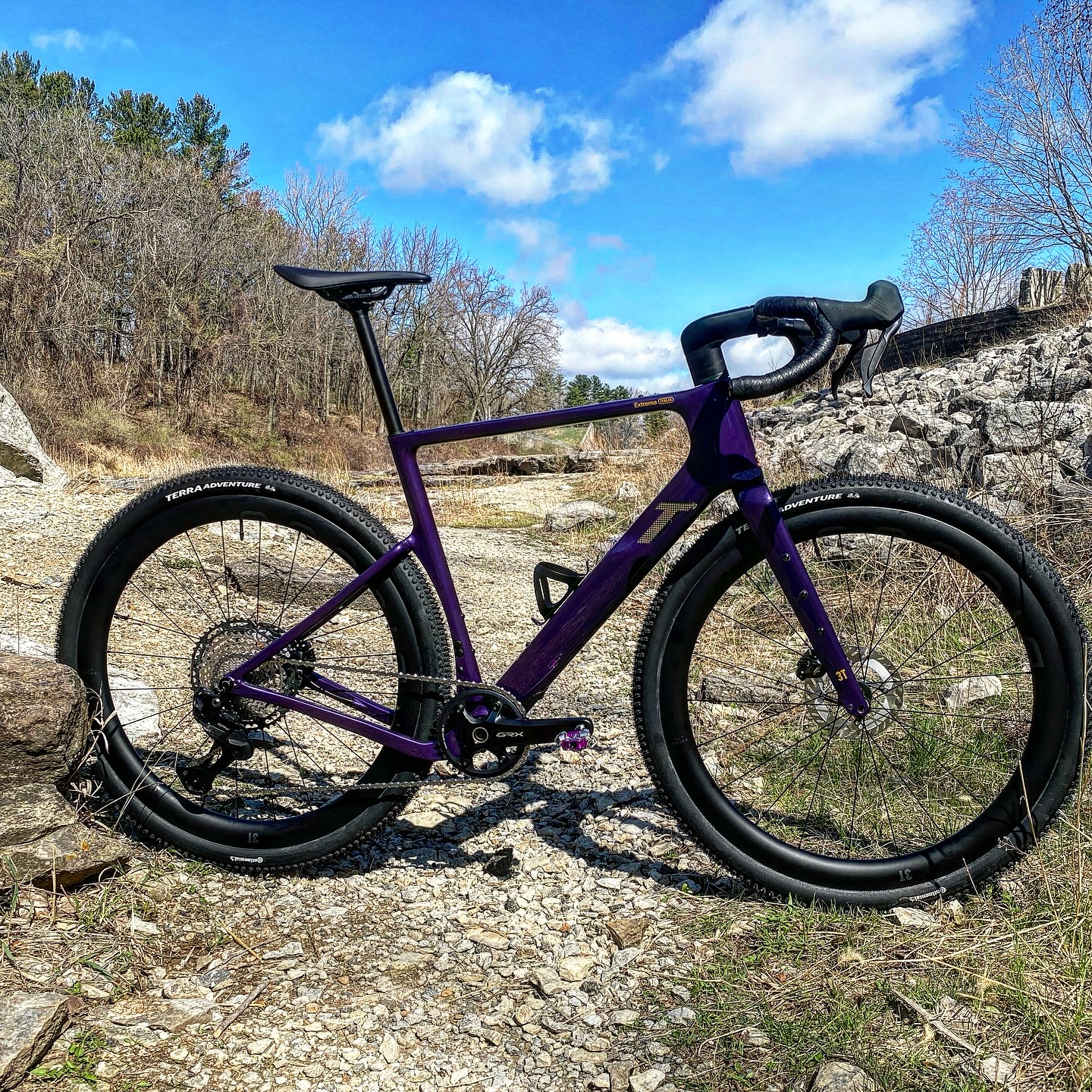 Adventure awaits! We just built up the newly updated @3tbike Extrema Italia with fully wireless GRX Di2 and the also newly updated 3T Discus 40/45 LTD wheels in this beautiful purple colorway and it is saweeeet! This handmade in Italy model has been one of our more popular high end bikes of the past couple years and we are stoked to have one back in stock again after a brief hiatus.
.
The Extrema Italia boasts endurance geometry for those long epic adventures we all crave. It also has massive tire clearance to allow you to run the big tires to go anywhere you want and do anything with confidence. All of this while providing an ultra clean and fast look with 100% hidden cables and brand new updated in-frame storage capacity.
.
Stop in to lay eyes on this beauty or for a test ride!
.
#sugarbottombikes #3textremaitalia #3tbike #iowacityiowa #gravelbike