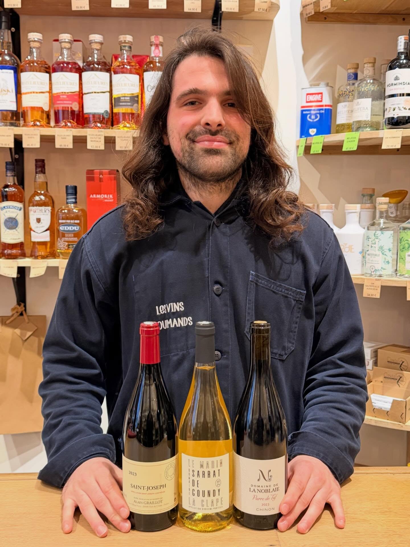 🍷 Les coups de cœur de Maxence — Lille
À la cave de Lille, Maxence vous partage trois bouteilles qu’il aime particulièrement en ce moment.
• Saint-Joseph – Alain Graillot
Un nom incontournable du Rhône nord. Alain Graillot a marqué toute une génération avec des vins droits et sans artifice.
Aujourd’hui, ses deux fils, Maxime et Antoine, poursuivent le travail dans le même esprit.
Une syrah élégante, sur le fruit noir, le poivre, avec beaucoup de fraîcheur.
• Le Marin – Sarrat de Goundy (La Clape)
Domaine familial au cœur de La Clape, entre garrigue et Méditerranée.
Un blanc du sud frais et tendu, avec une belle salinité et une finale nette.
• Pierre de Tuf – Domaine de la Noblaie (Chinon)
Un cabernet franc tout en finesse, travaillé sur le fruit et la fraîcheur. Notes de fruits rouges, un léger côté épicé, et cette trame minérale typique du tuffeau.
Un Chinon accessible, gourmand et très bien fait.
Disponibles dans nos 3 caves.
#lesvinsgourmands