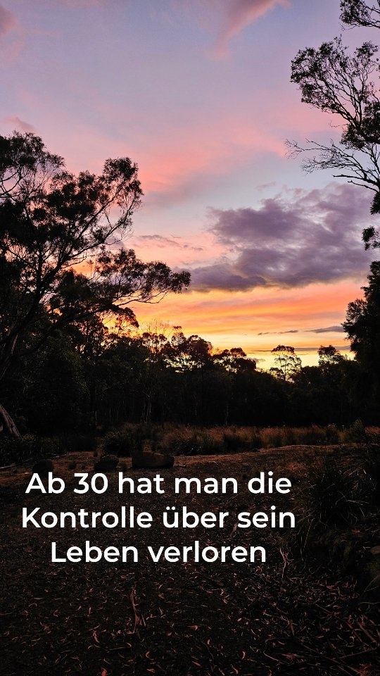 Ab #ü30 hat man einfach die Kontrolle über sein Leben verloren 😅
Bruny Island ist bekannt für ihre unberührte Natur, lange Sandstrände und beeindruckende Küstenlandschaften, die oft noch völlig ruhig und menschenleer wirken.
Besonders faszinierend ist die Tierwelt: Auf Bruny Island leben kleine Pinguine, die bei Sonnenuntergang an Land kommen, außerdem begegnet man häufig Wallabys, Seevögeln und mit etwas Glück sogar Delfinen vor der Küste. Diese Nähe zur Natur macht den Ort so besonders und gibt einem das Gefühl, wirklich abzuschalten.
➡️ Speicher dir dieses Reel für deine nächste Australien-Reise.
Du wirst es brauchen.
Folge mir 👉 @chrissiontheroad
für echte Realität unterwegs, Reisetipps & Reiseinspiration.
#travel #australia #vanlife #reisen