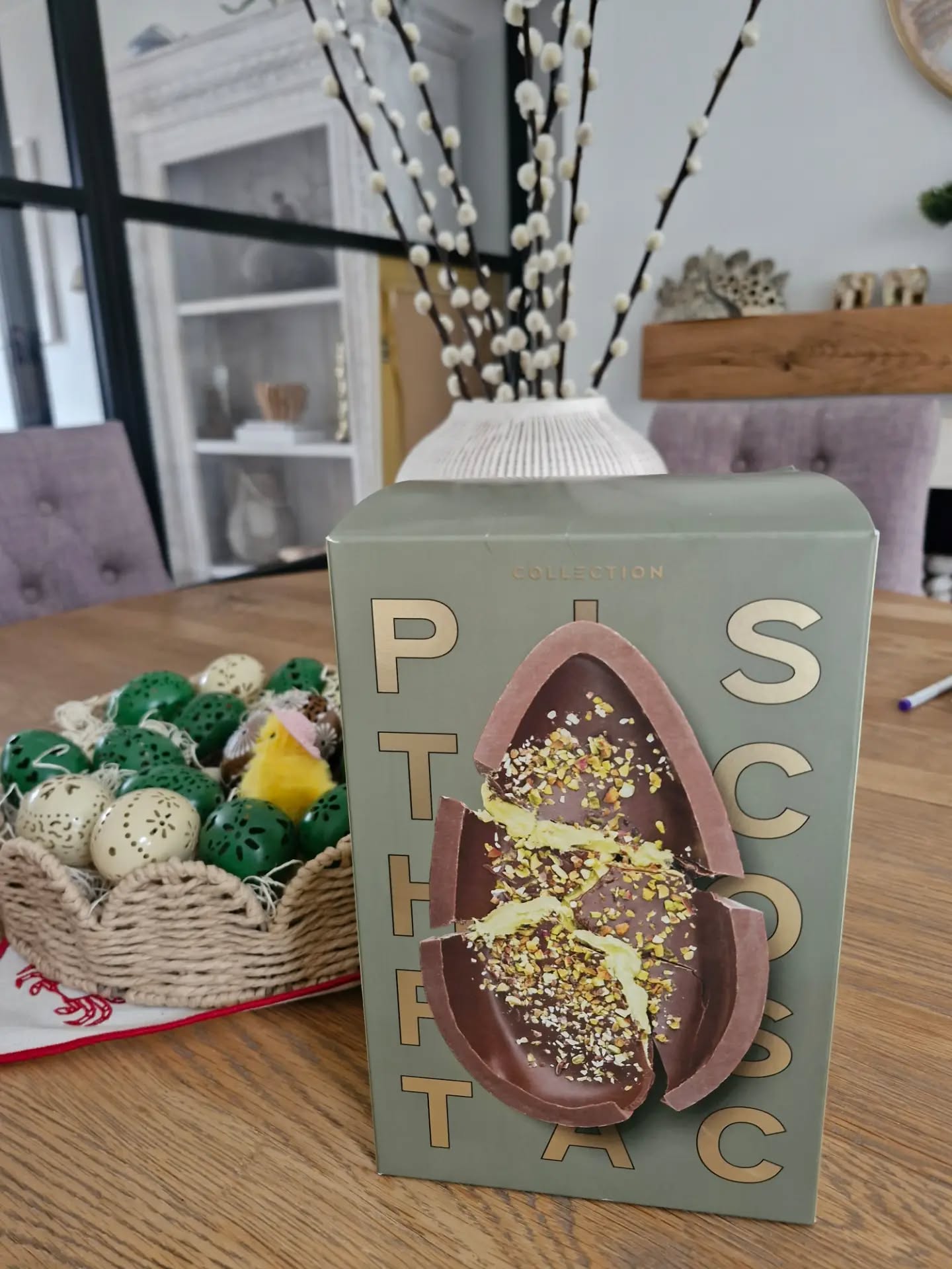 Oh yes, pistachio filled chocolate egg 🥚 😋
#ehpermanentmakeup #easter #stalbansalon