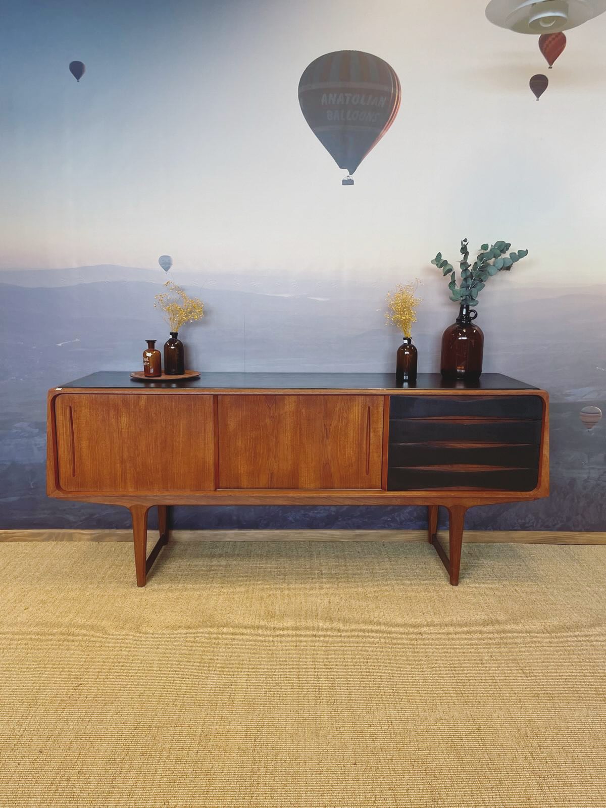 Très belle enfilade danoise en teck disponible en ligne. (Lien en bio)
#mobilier #mobiliervintage #decoratricedinterieur #enfilade #enfiladevintage